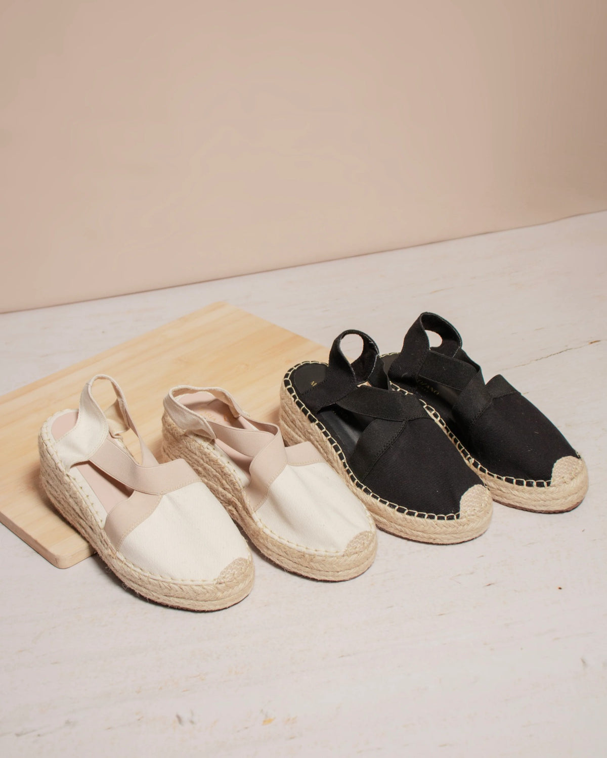 Espadrilles artesanales Aurora en negro y hueso, cuña baja de yute de 5 cm