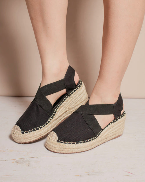 Espadrilles Aurora negras puestas, cuña baja de yute