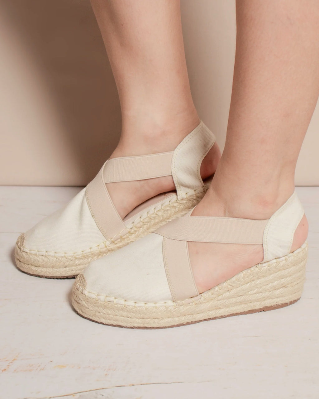 Espadrilles Aurora color hueso puestas, cuña baja de yute