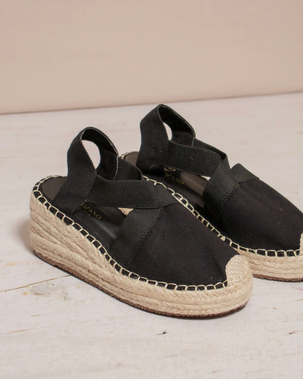 Par de espadrilles Aurora negras con cuña de yute trenzado