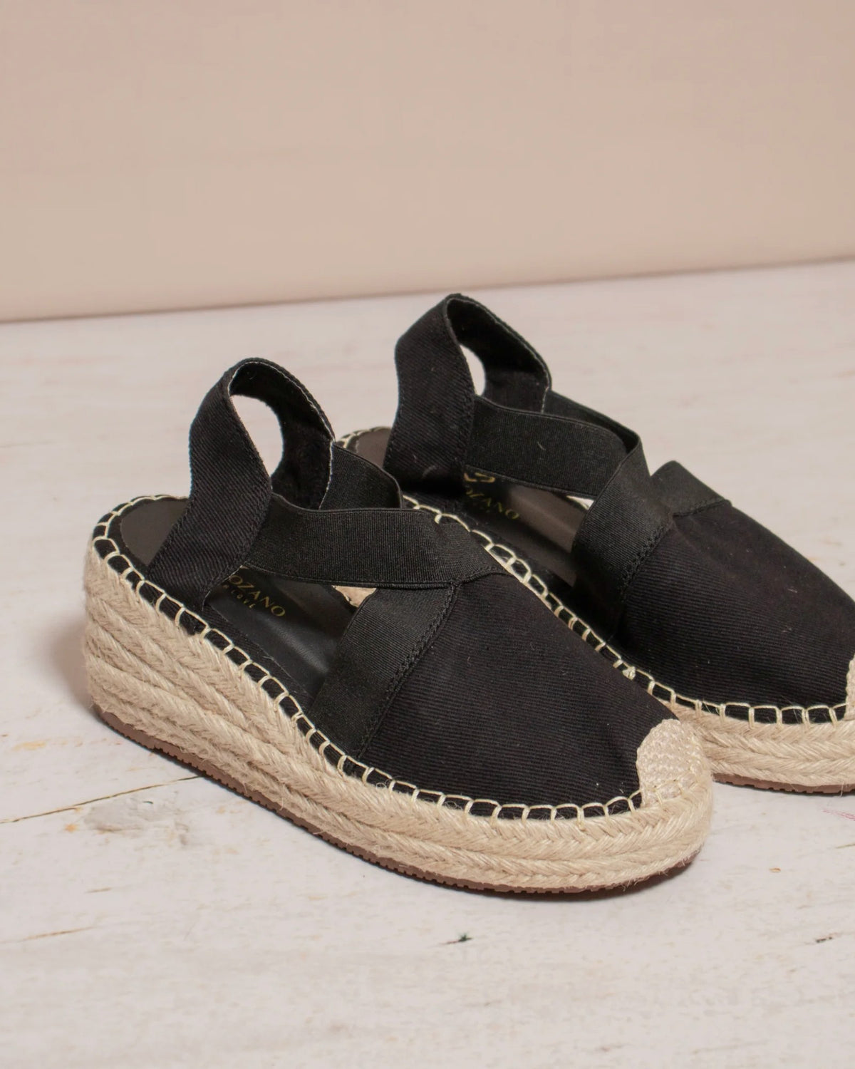 Par de espadrilles Aurora negras con cuña de yute trenzado