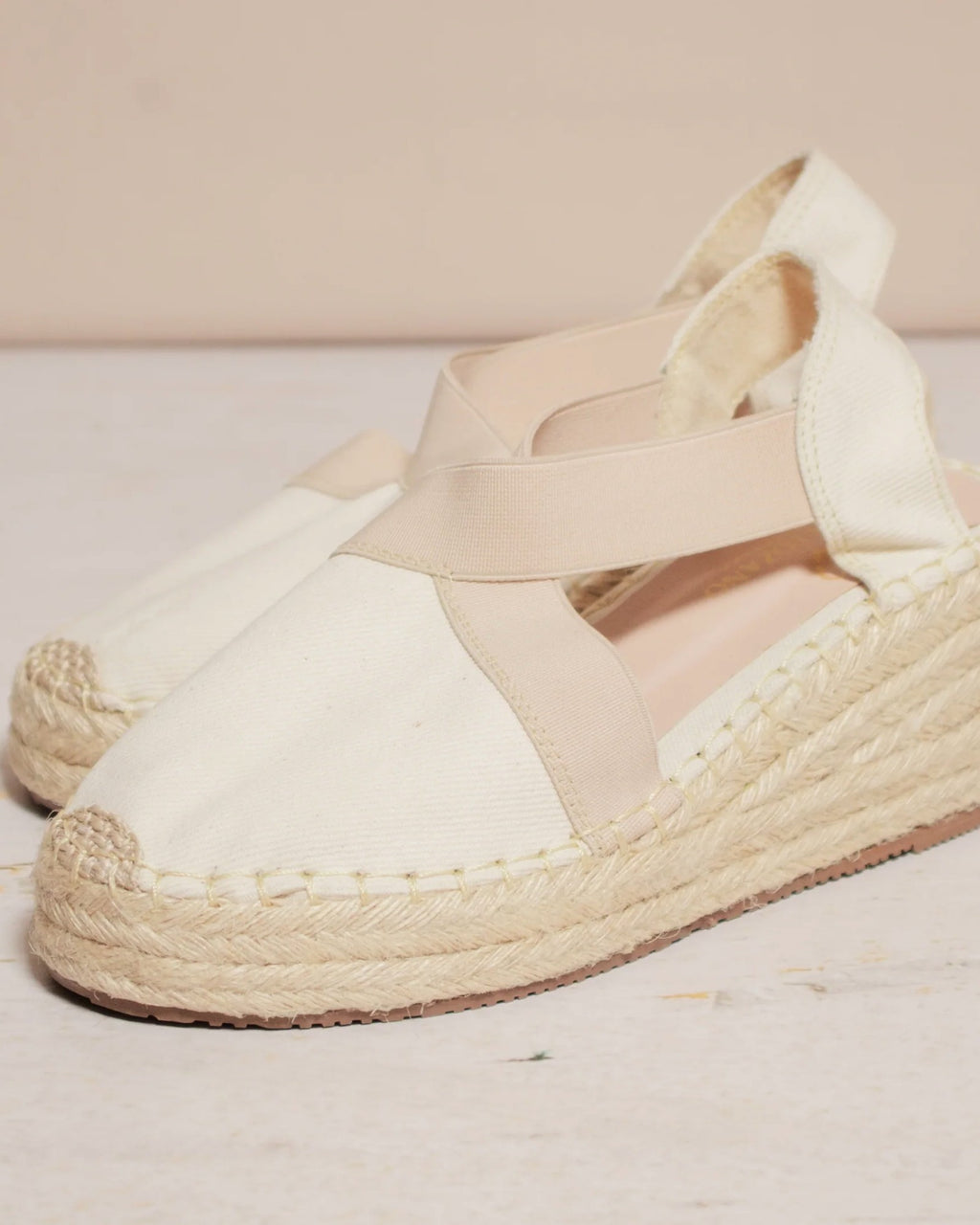 Detalle de las espadrilles Aurora color hueso