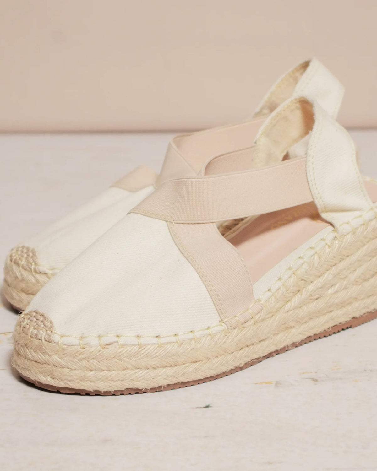 Detalle de las espadrilles Aurora color hueso