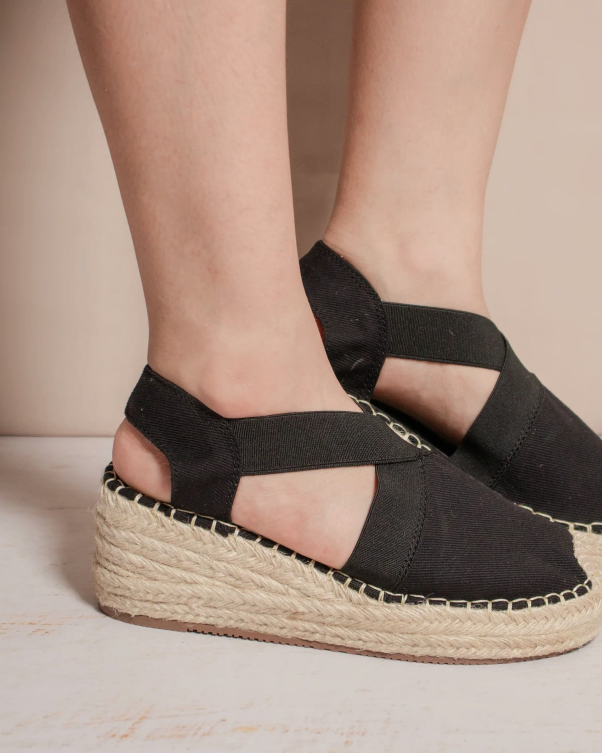 Perfil de las espadrilles Aurora negras puestas