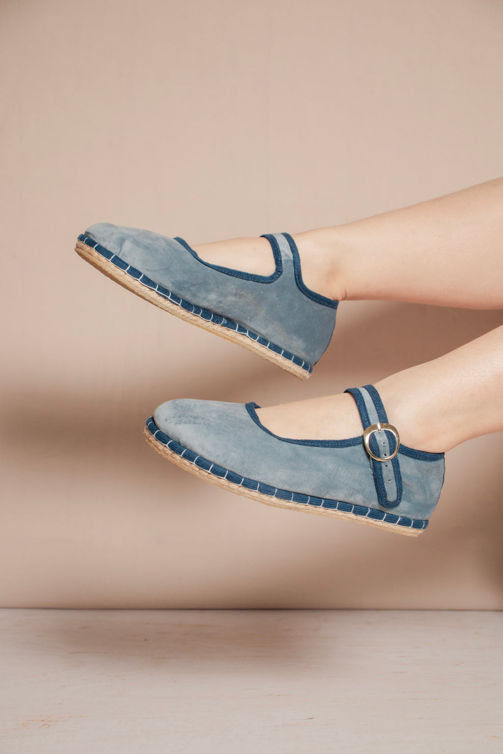 Bailarinas artesanales referencia Julieta en color azul profundo, diseño elegante con base de yute.