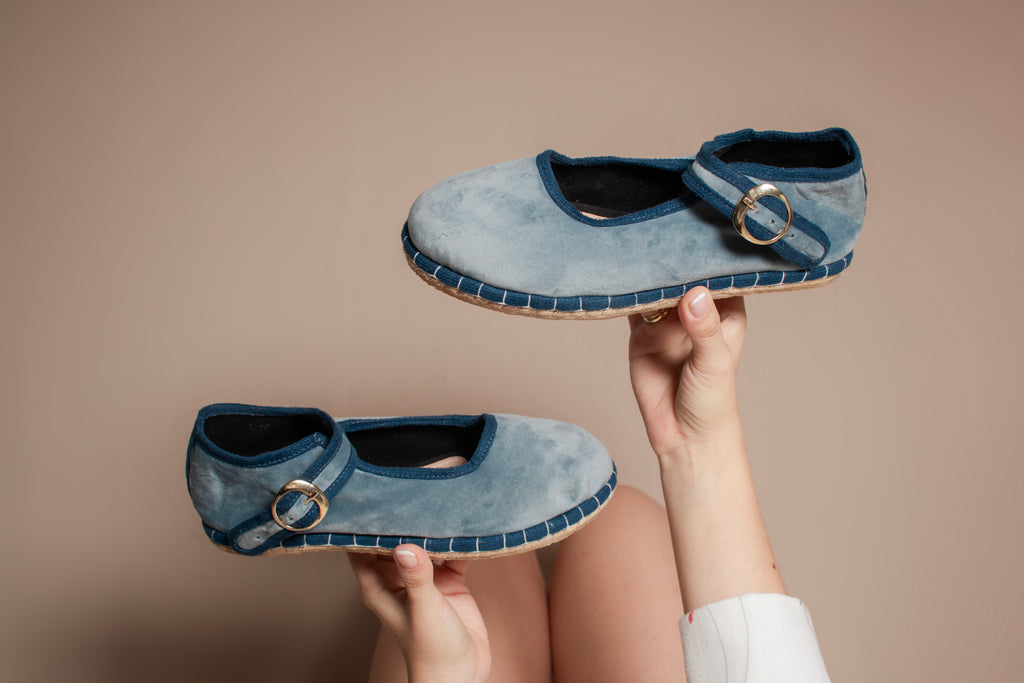 Perspectiva de las bailarinas Julieta color azul, ideales para un estilo fresco y artesanal.