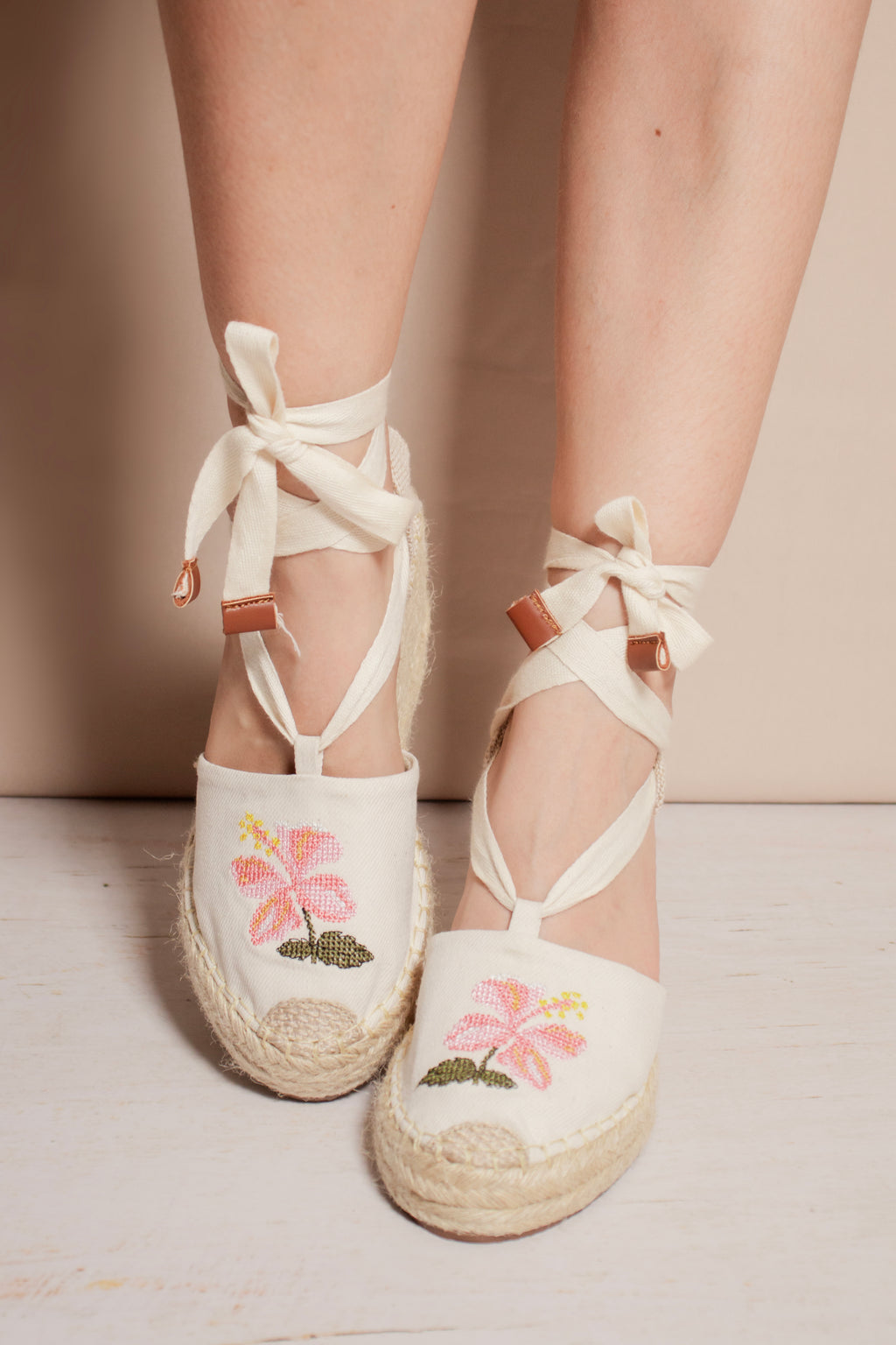 Perspectiva desde abajo de las espadrilles Primavera de la marca María Lozano.