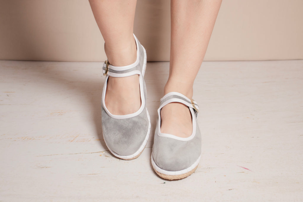 Calzado artesanal para mujer en color gris modelo Julieta, comodidad y diseño sofisticado.