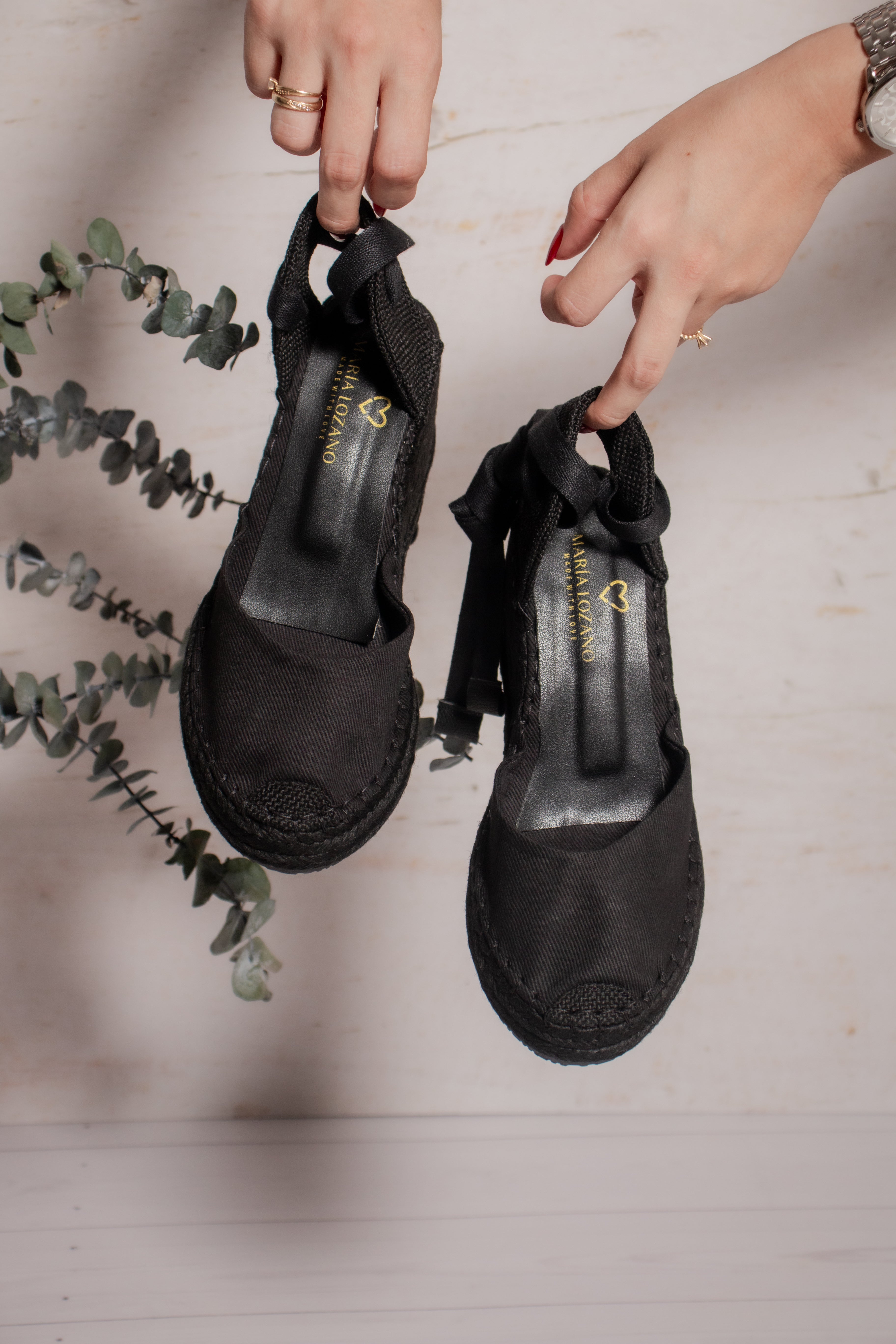 Par de espadrilles Myriam en color negro, diseño elegante y versátil para mujer.