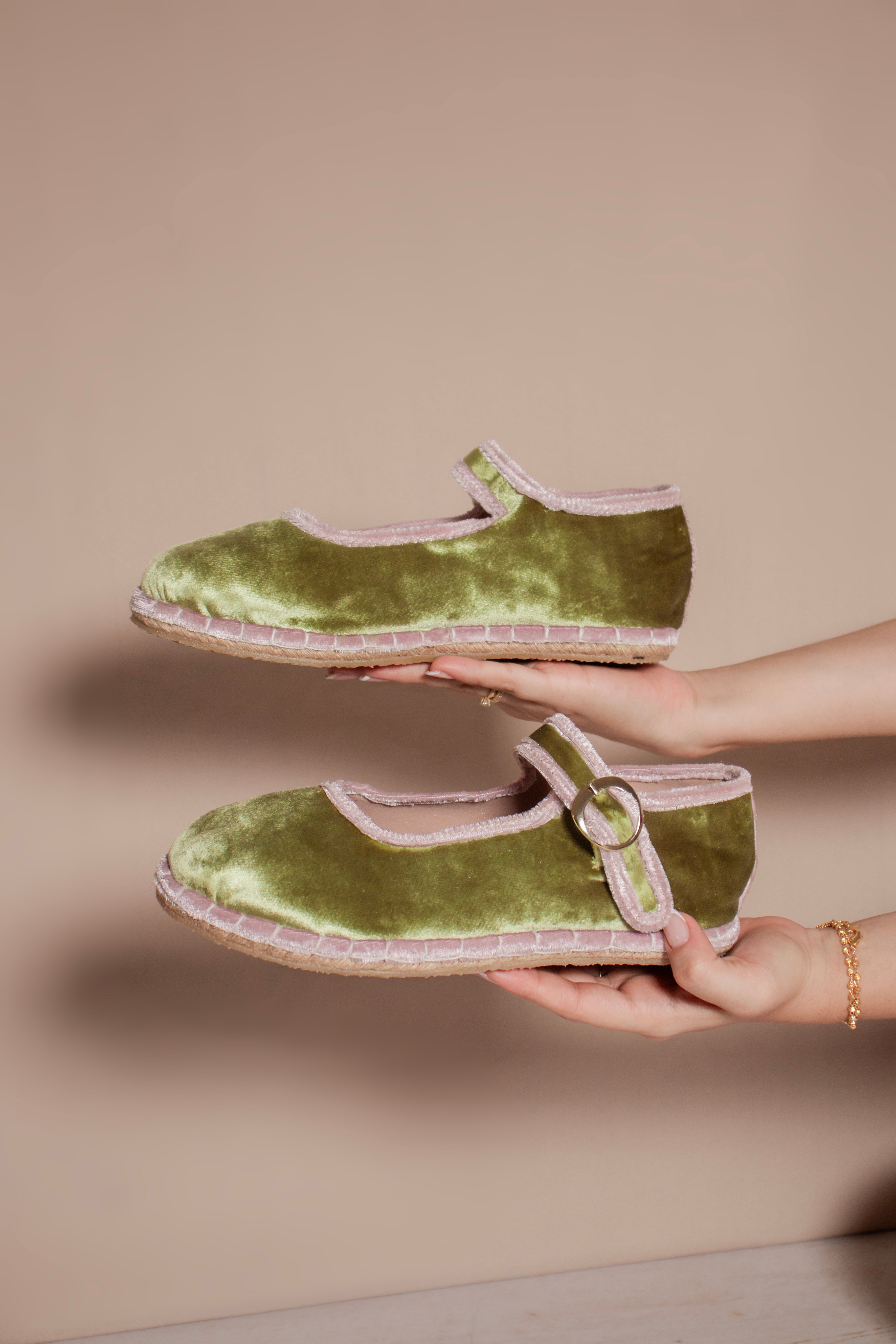 Calzado artesanal para mujer en color verde modelo Julieta, comodidad y diseño sofisticado.