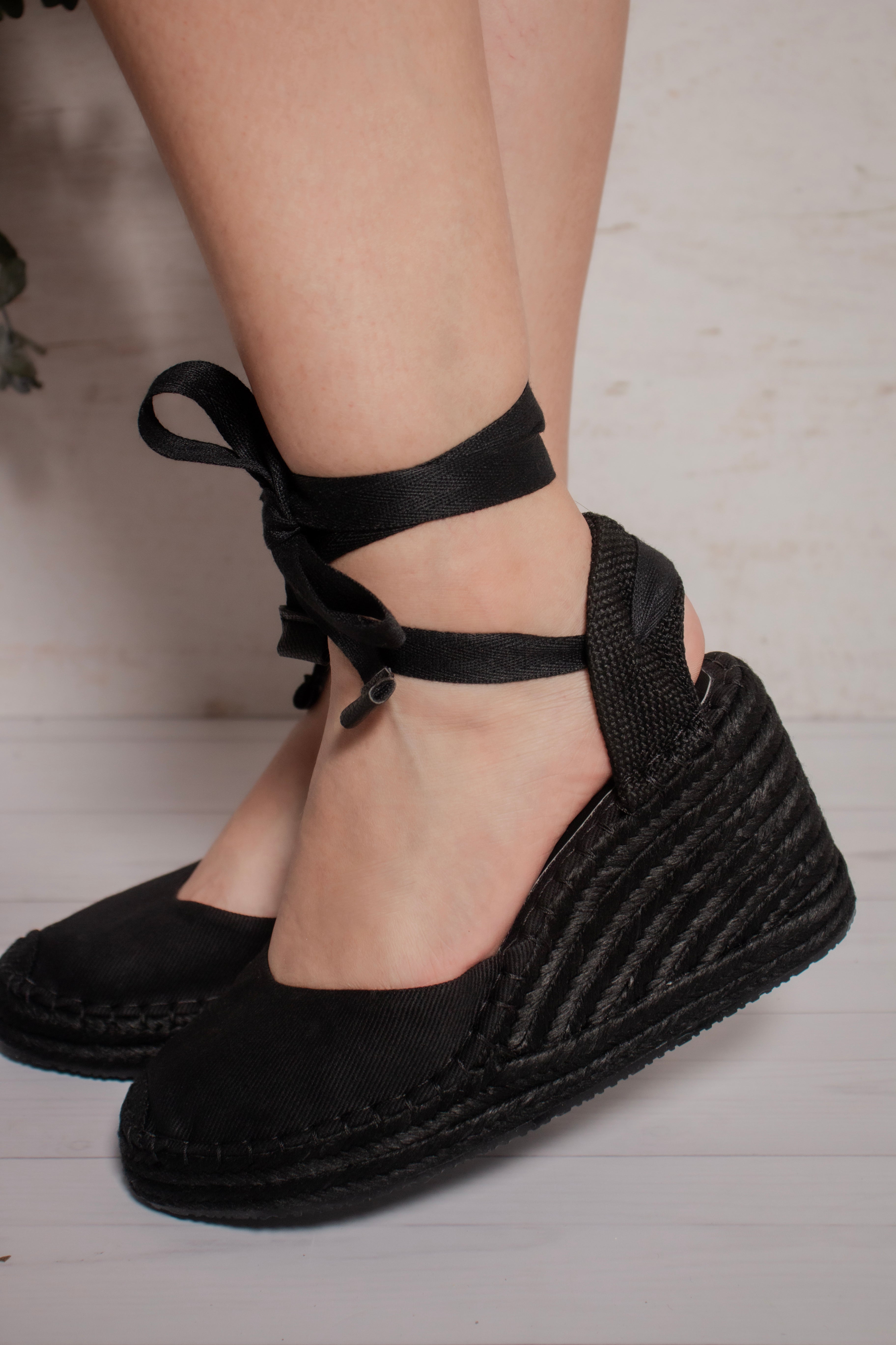 Detalle del sistema de amarre ajustable en lona negra de las espadrilles Myriam.