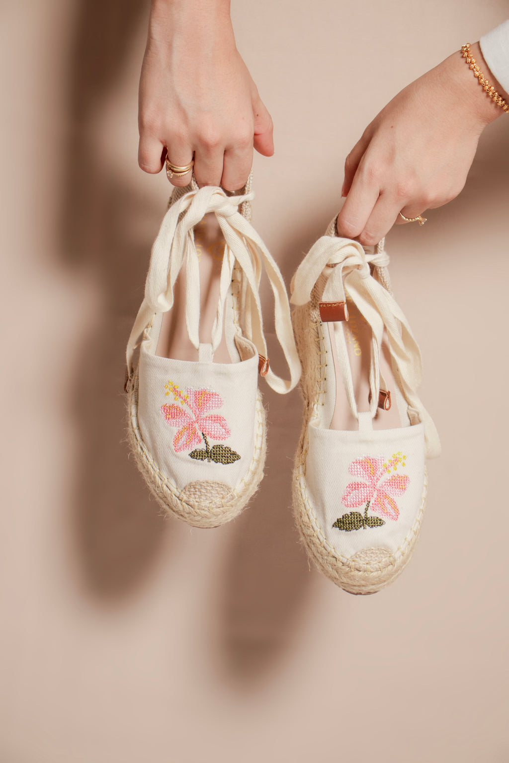 Detalle de las cintas de tela para anudar al tobillo en las espadrilles Primavera.