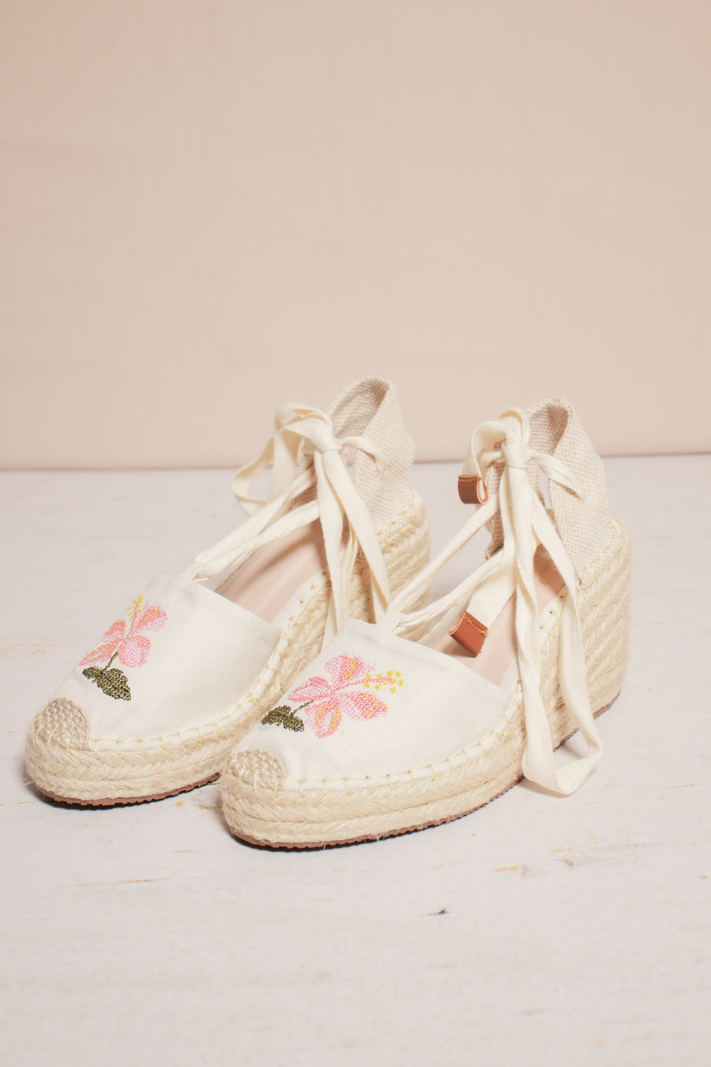 Detalle de las cintas de tela para anudar al tobillo en las espadrilles Primavera.