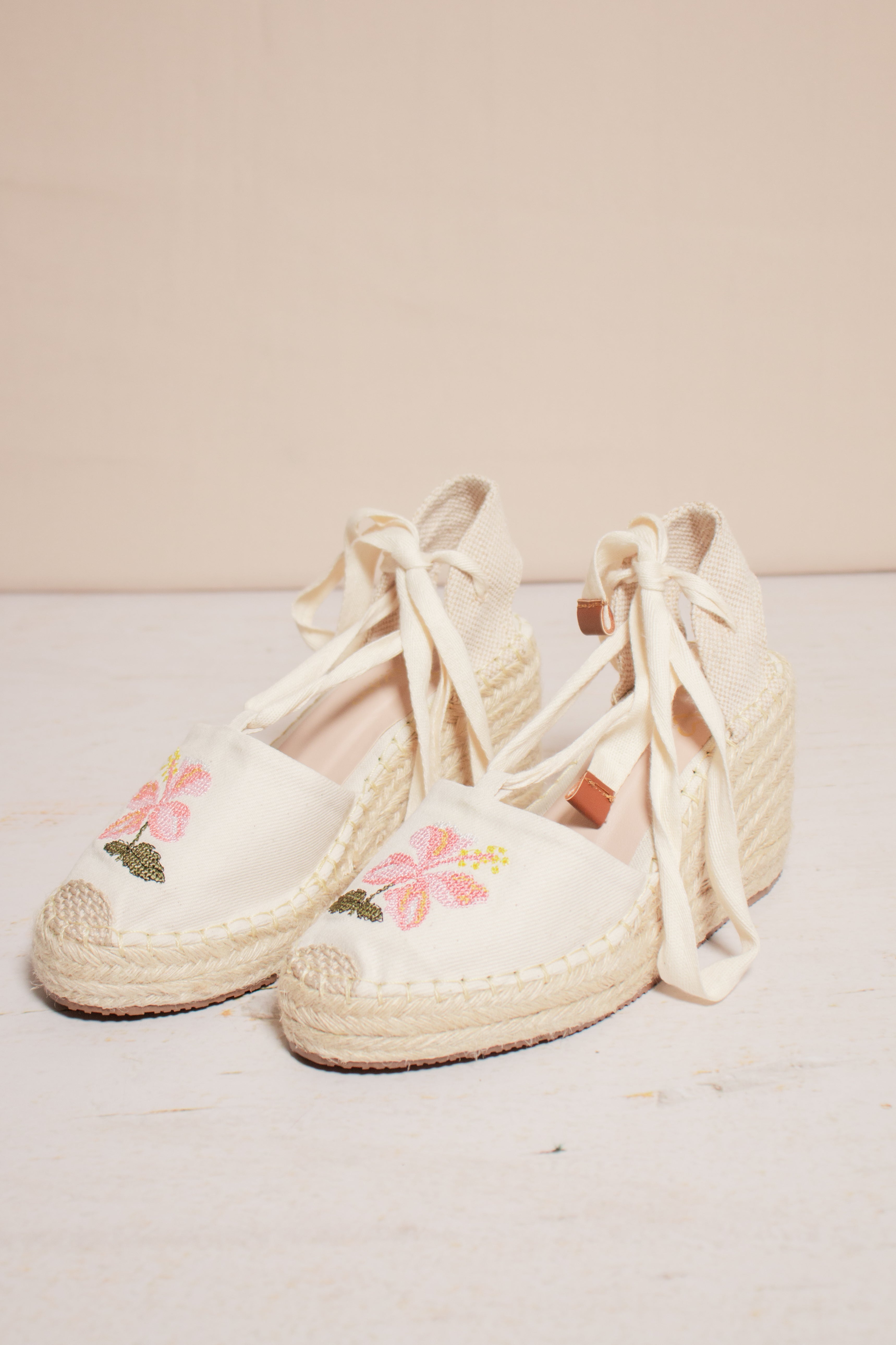 Detalle de las cintas de tela para anudar al tobillo en las espadrilles Primavera.