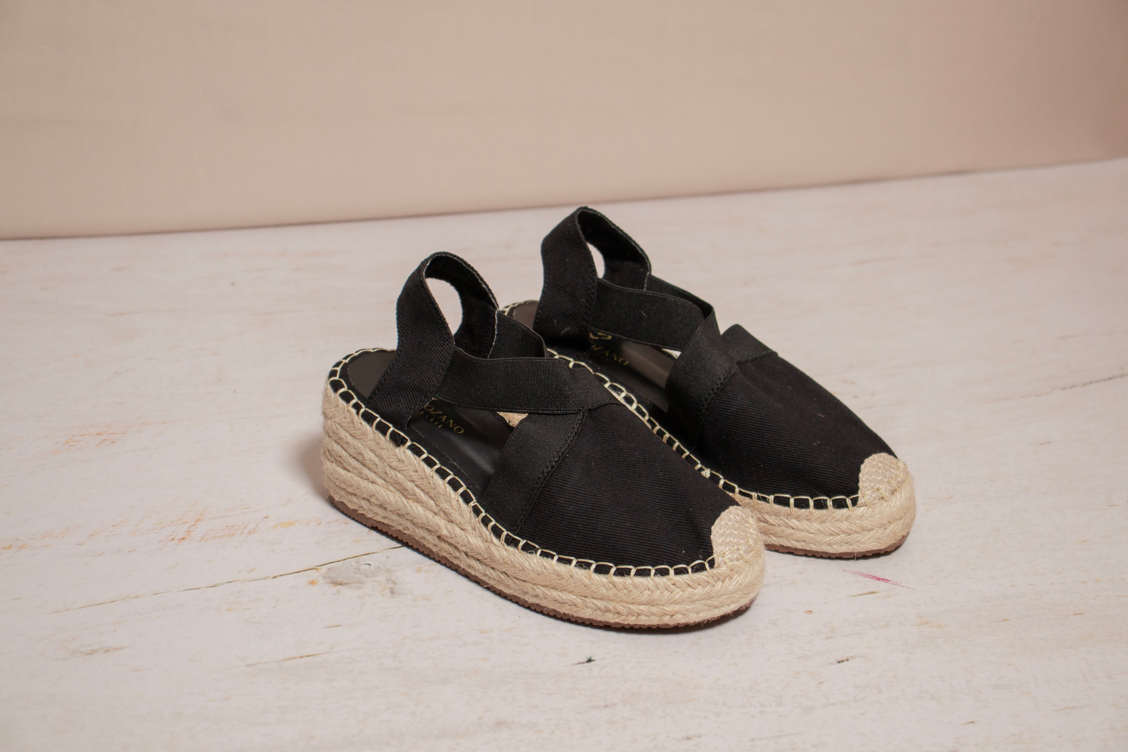 Detalle de la cuña de 6 cm en yute trenzado de las espadrilles Aurora, hechas 100% a mano.