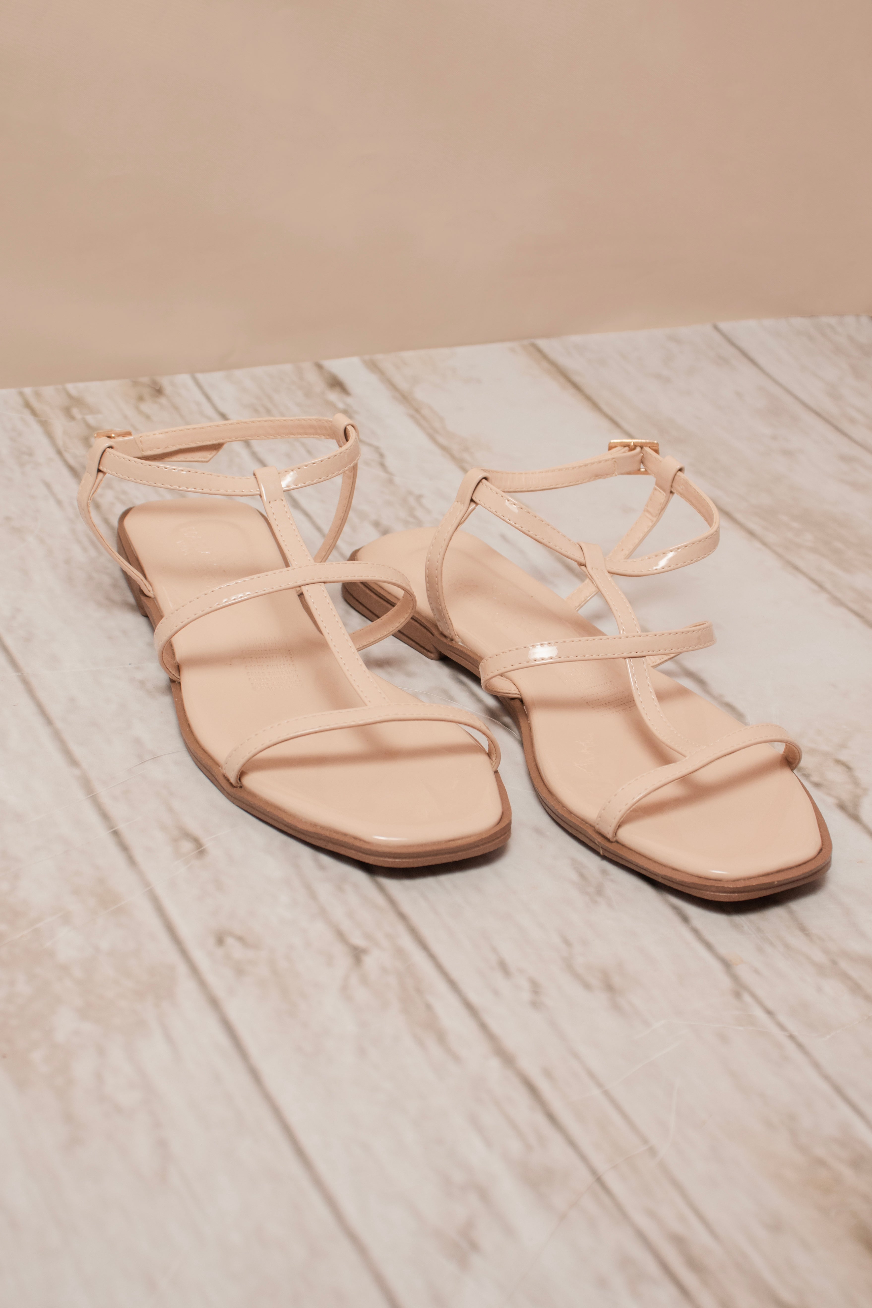 Acercamiento a la suela y correas finas de la sandalia Amelia beige para un confort prolongado.