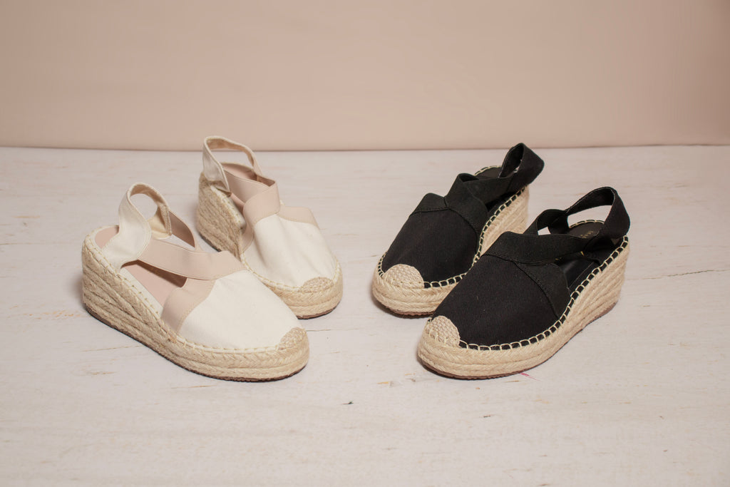 Pareja de espadrilles artesanales referencia Aurora en colores negro y hueso con cuña de yute artesanal.