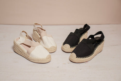 Pareja de espadrilles artesanales referencia Aurora en colores negro y hueso con cuña de yute artesanal.