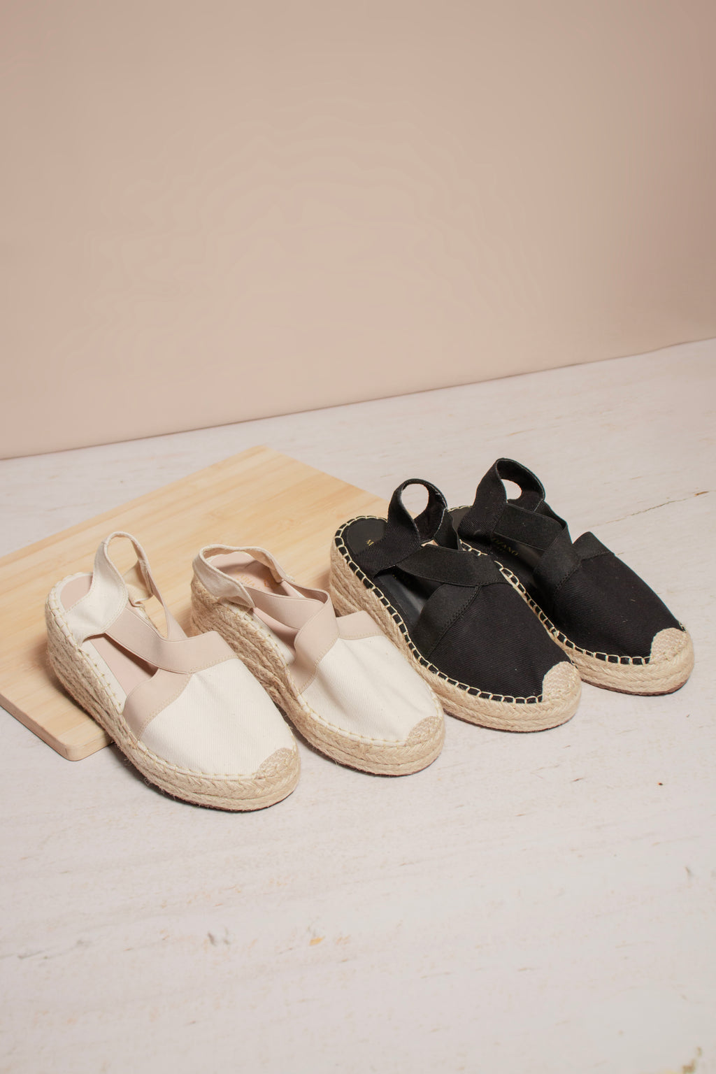 Pareja de espadrilles artesanales referencia Aurora en colores negro y hueso con cuña de yute artesanal.