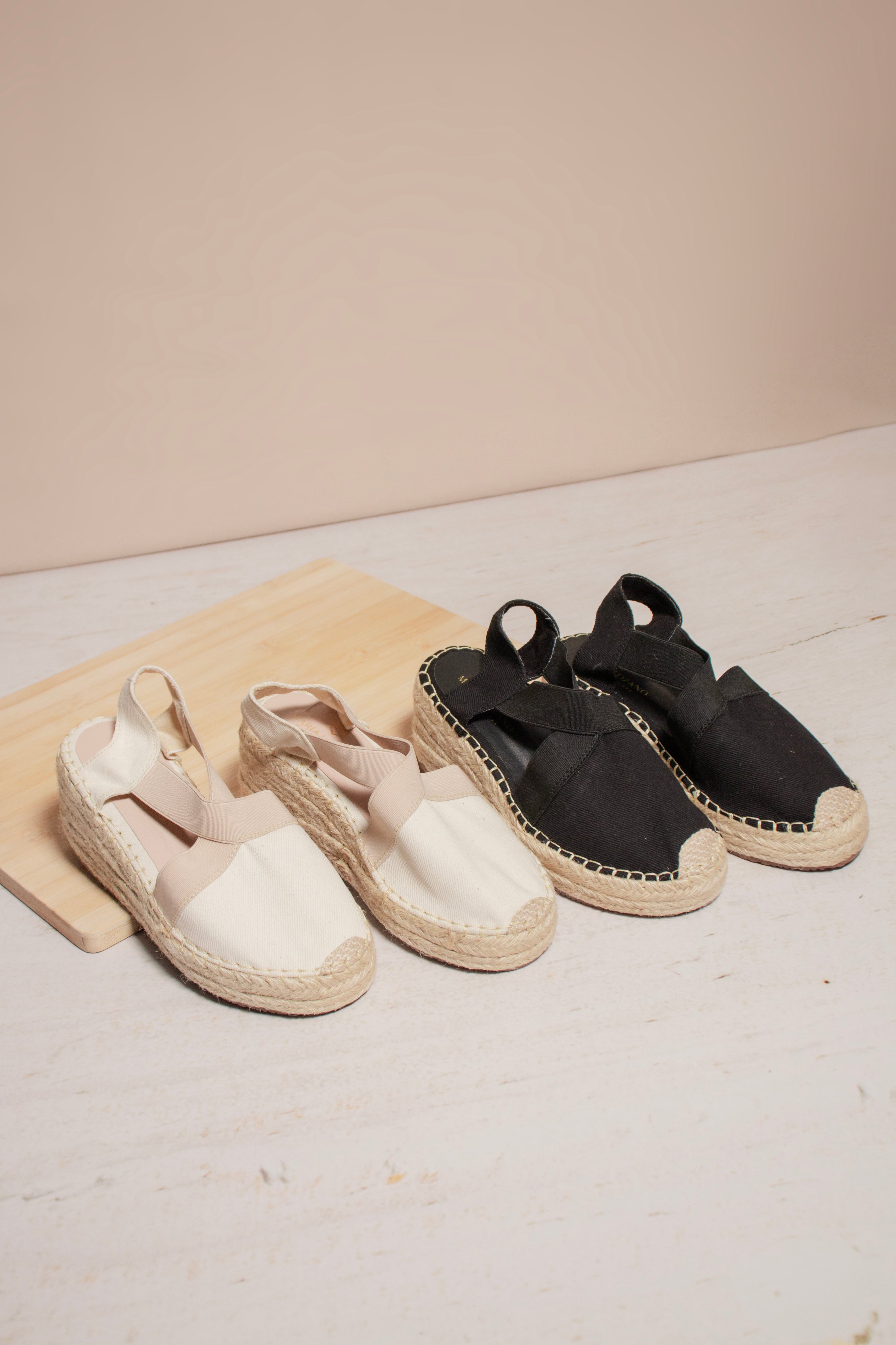 Pareja de espadrilles artesanales referencia Aurora en colores negro y hueso con cuña de yute artesanal.