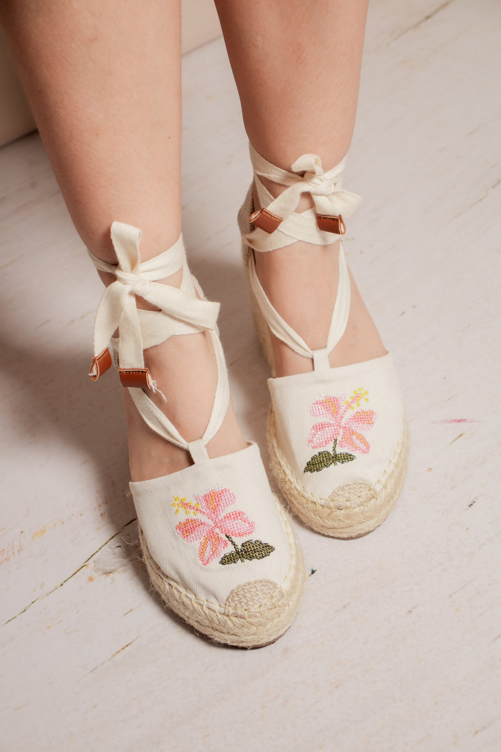 Espadrilles artesanales referencia Primavera con bordado floral y cintas de amarre.
