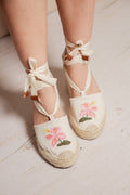 Espadrilles artesanales referencia Primavera con bordado floral y cintas de amarre.