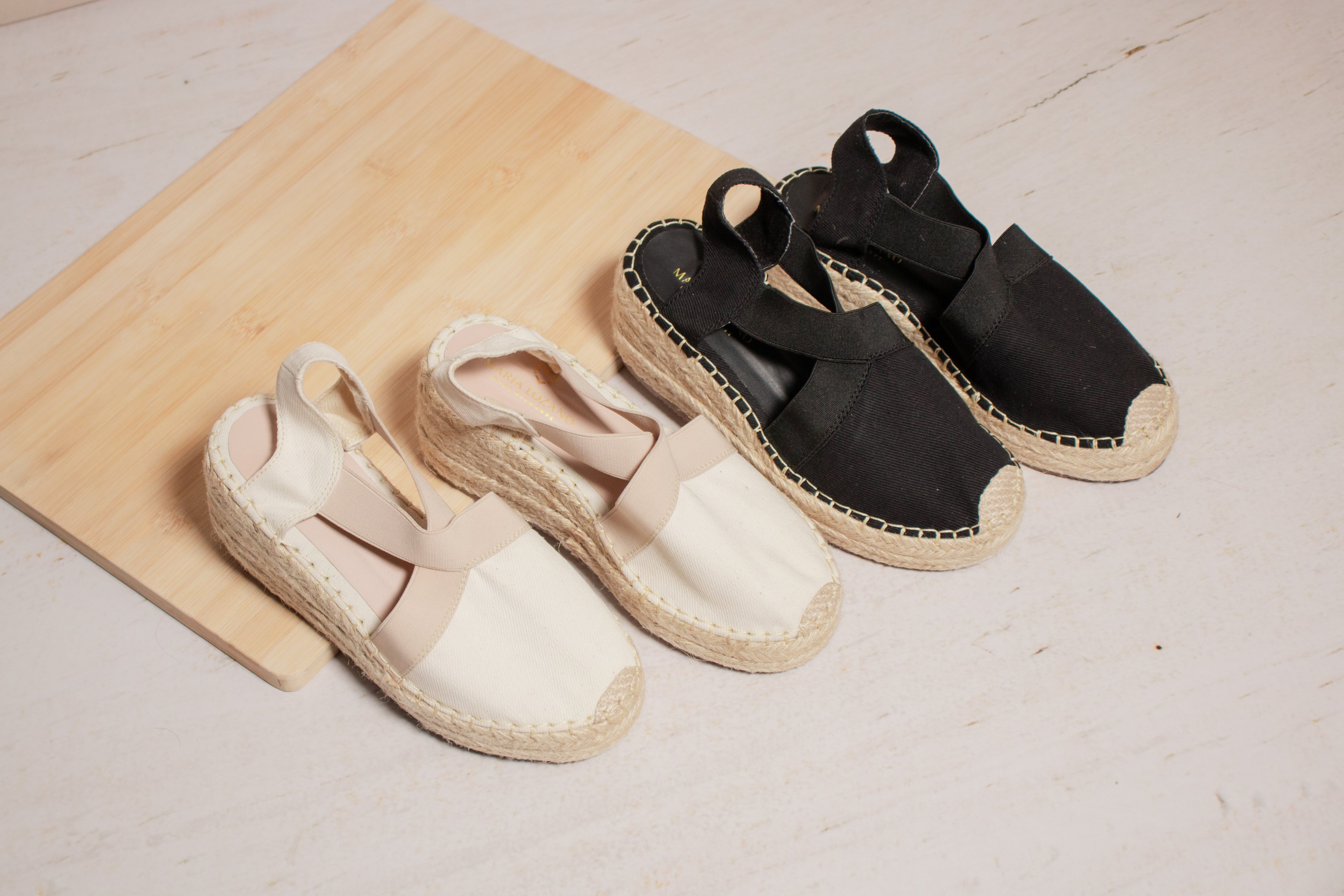 Pareja de espadrilles artesanales referencia Aurora en colores negro y crudo con cuña de yute artesanal.