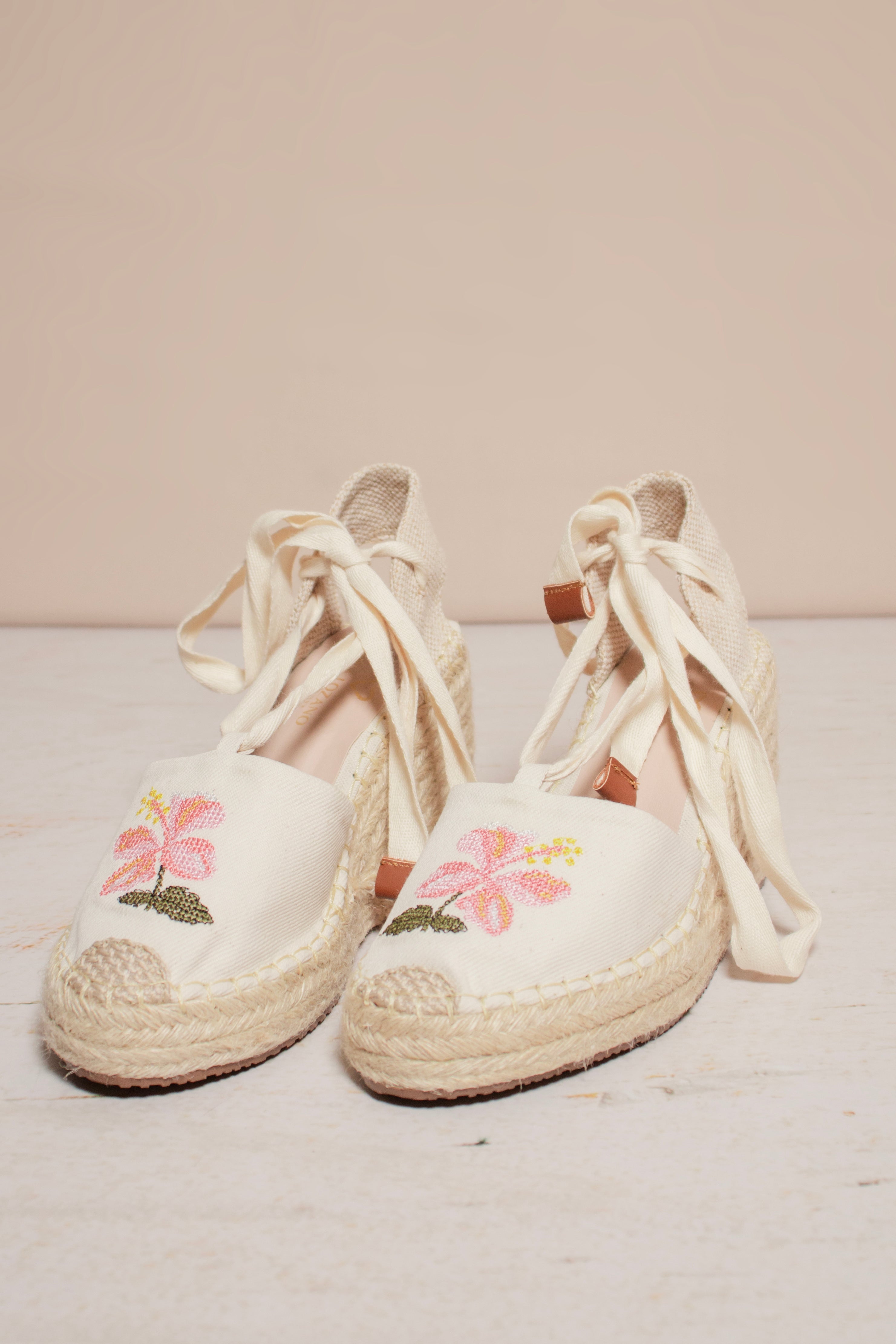 Vista lateral de las espadrilles Primavera mostrando la cuña de 8 cm y el yute.