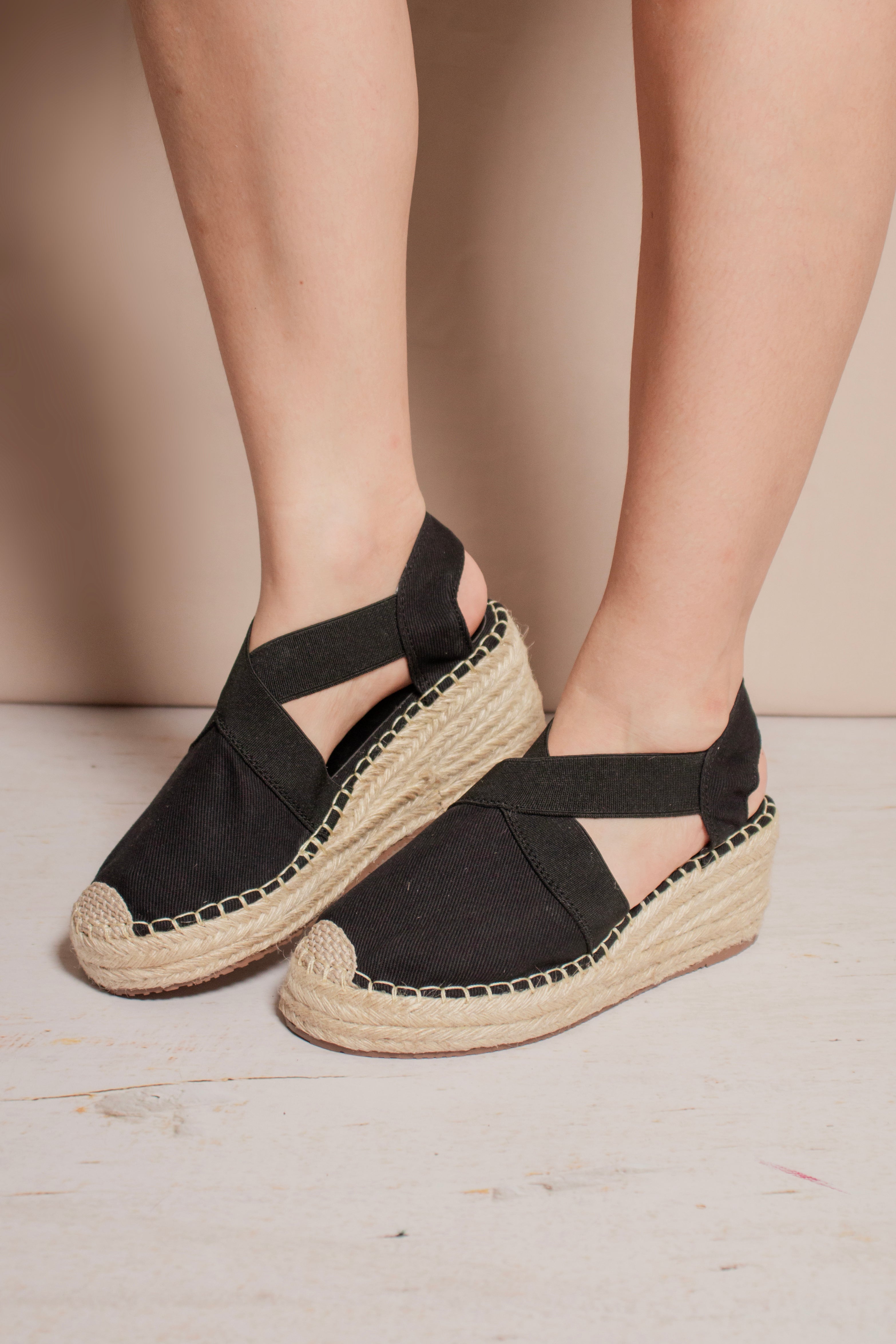 Espadrilles de cuña color negro modelo Aurora, diseño artesanal con suela liviana de María Lozano.