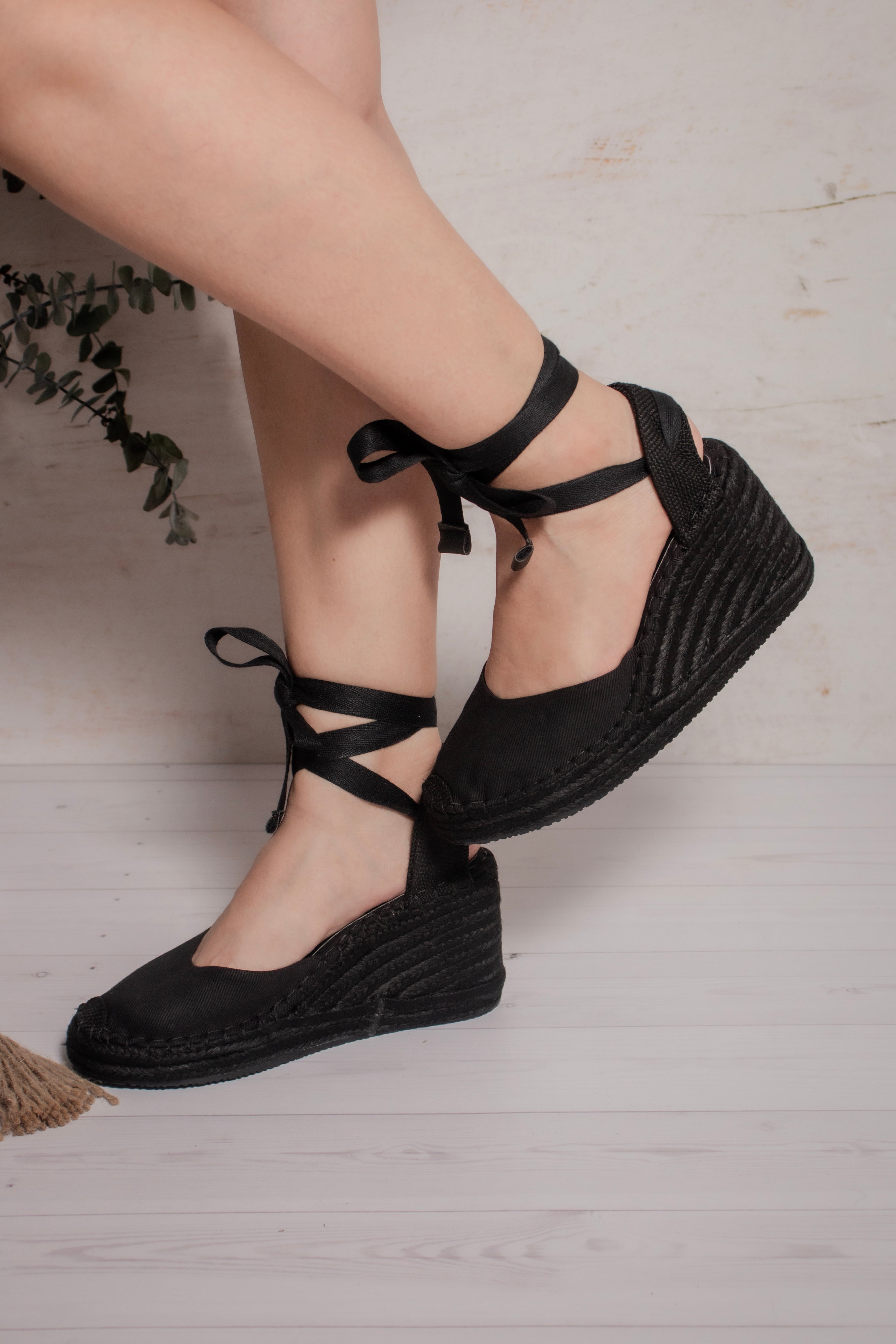 Foto de las espadrilles negras Myriam destacando la altura de la plataforma de 7.5 cm.