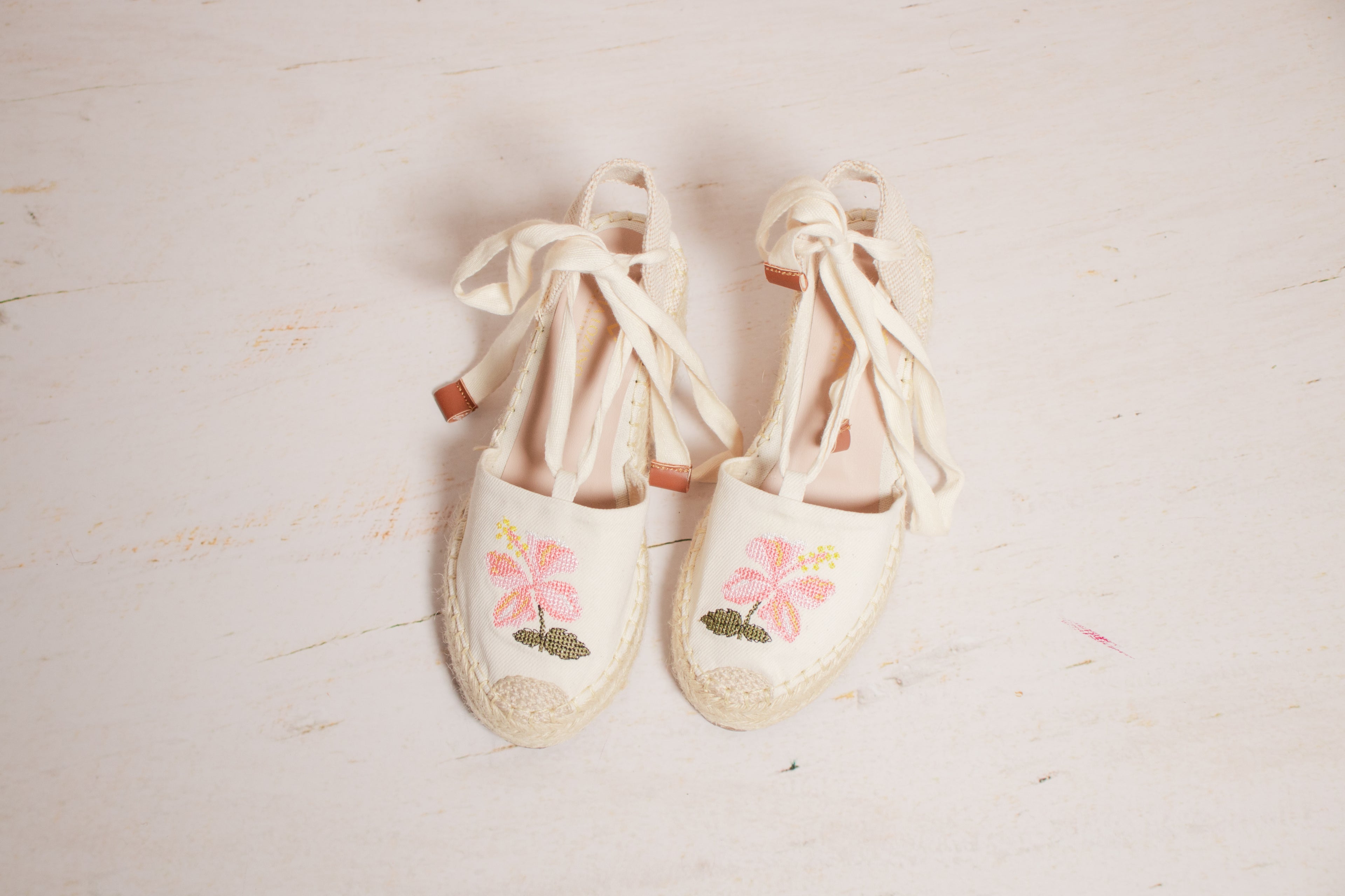 Vista frontal de las espadrilles Primavera resaltando el diseño romántico y artesanal.
