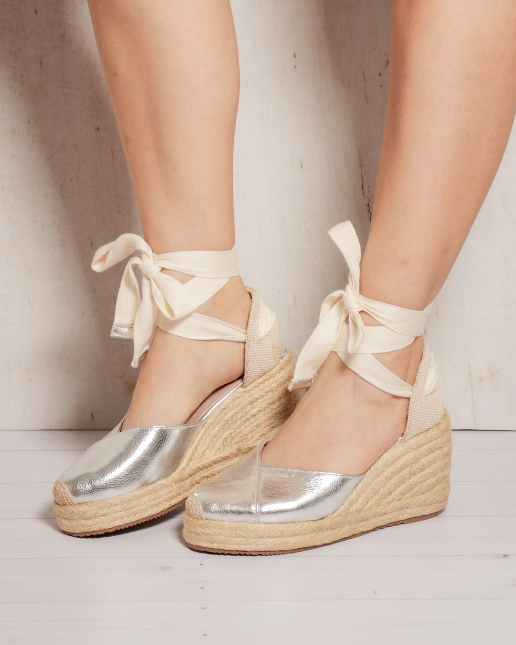 Espadrilles Gladys plateadas puestas, amarre al tobillo