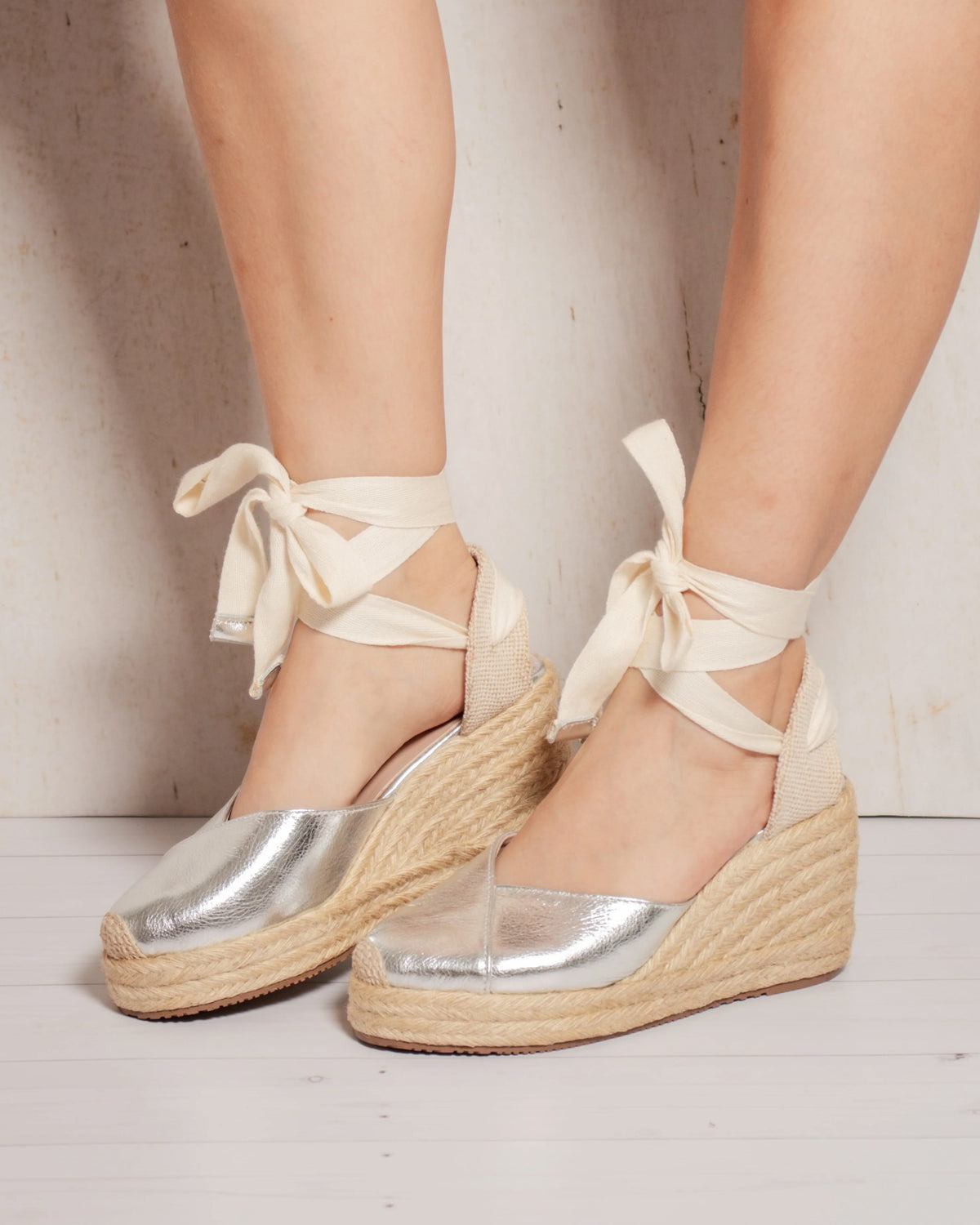 Espadrilles Gladys plateadas puestas, amarre al tobillo