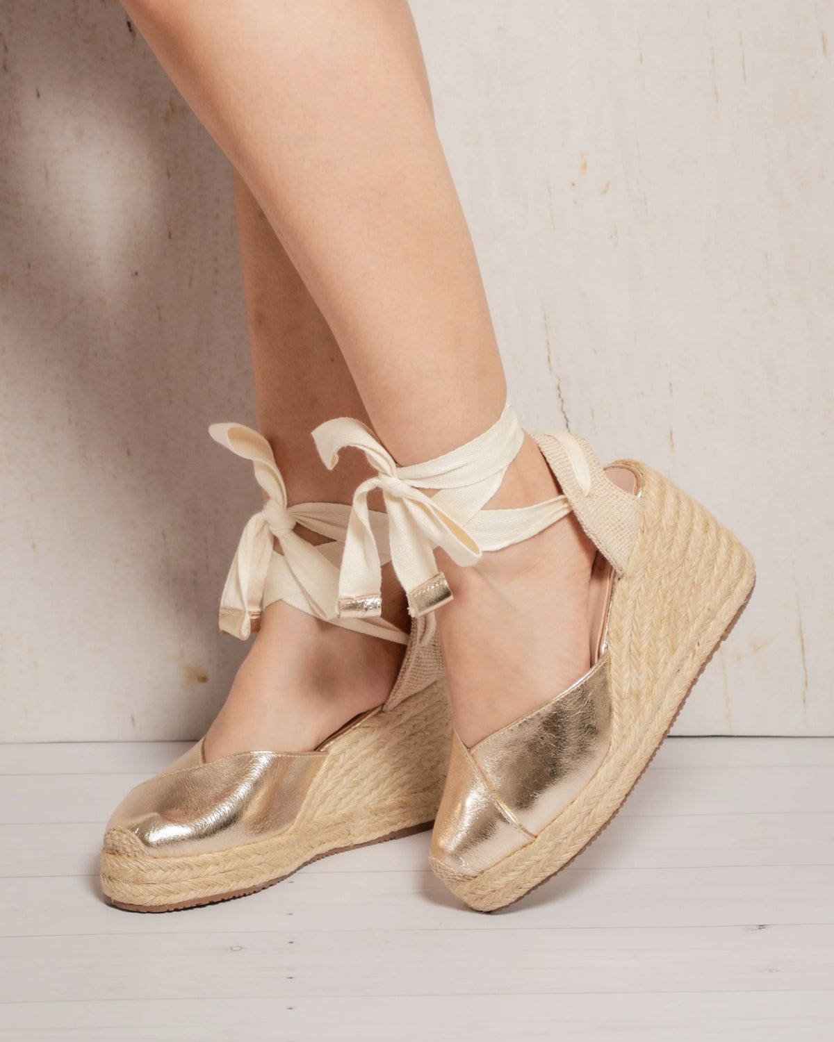 Espadrilles Gladys doradas puestas, amarre al tobillo
