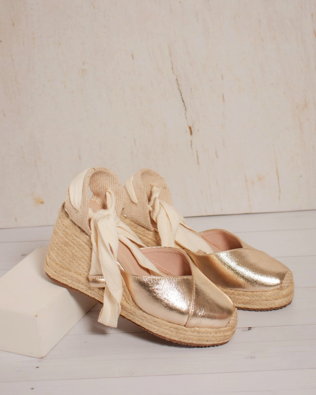 Par de espadrilles Gladys doradas con amarre de cinta