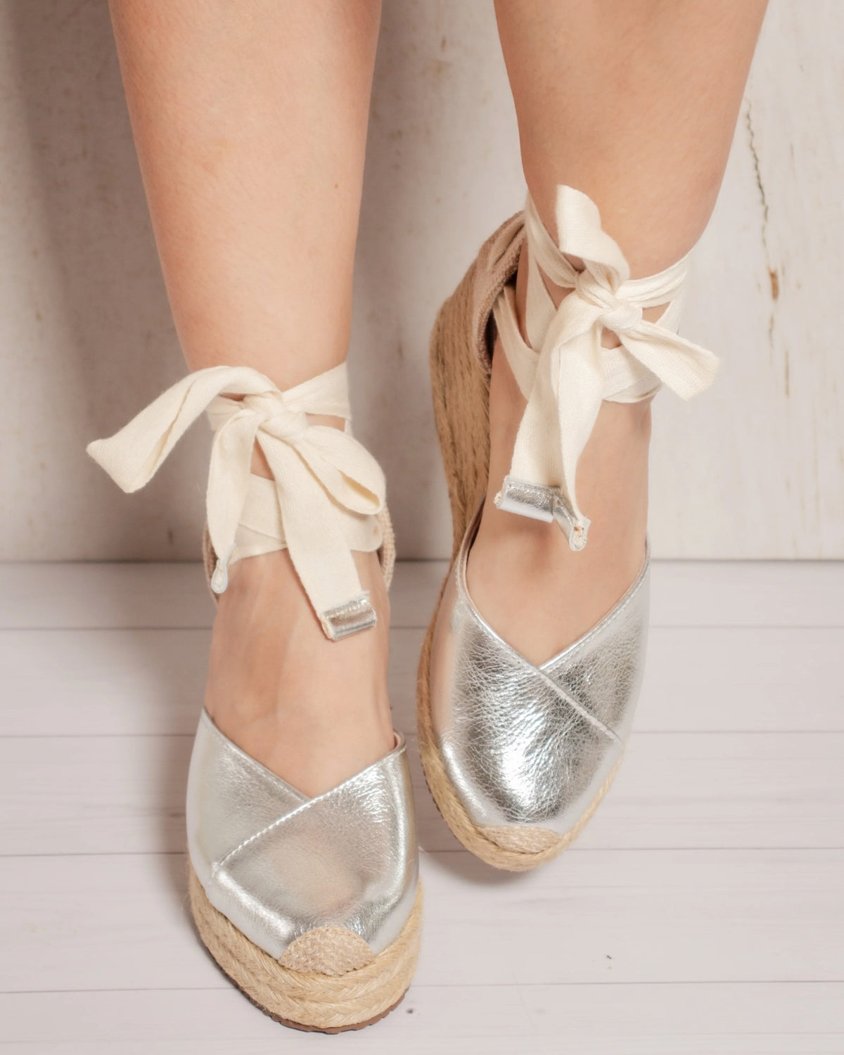 Espadrilles Gladys plateadas puestas vistas de frente