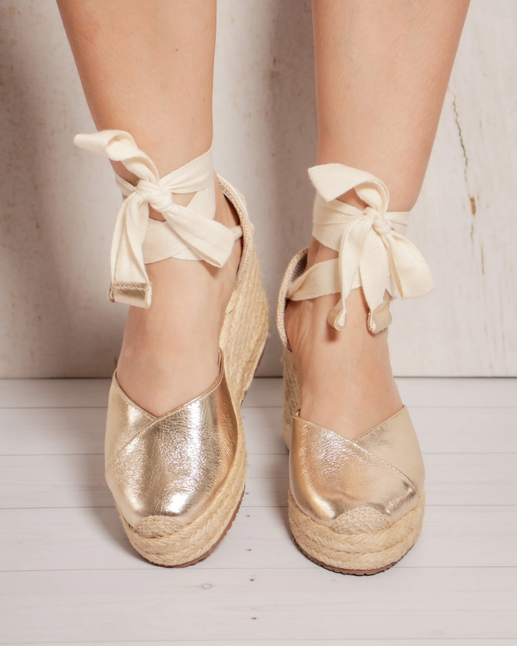 Espadrilles Gladys doradas puestas vistas de frente