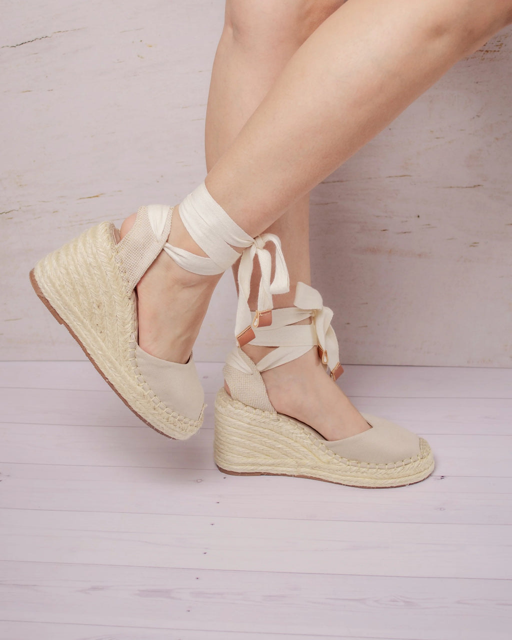 Espadrilles Mireya beige puestas de perfil