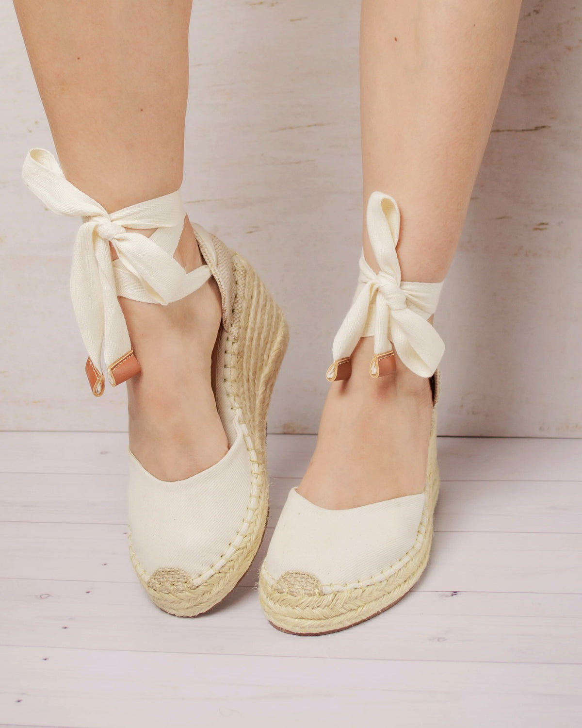 Espadrilles Mireya color hueso puestas con cintas al tobillo