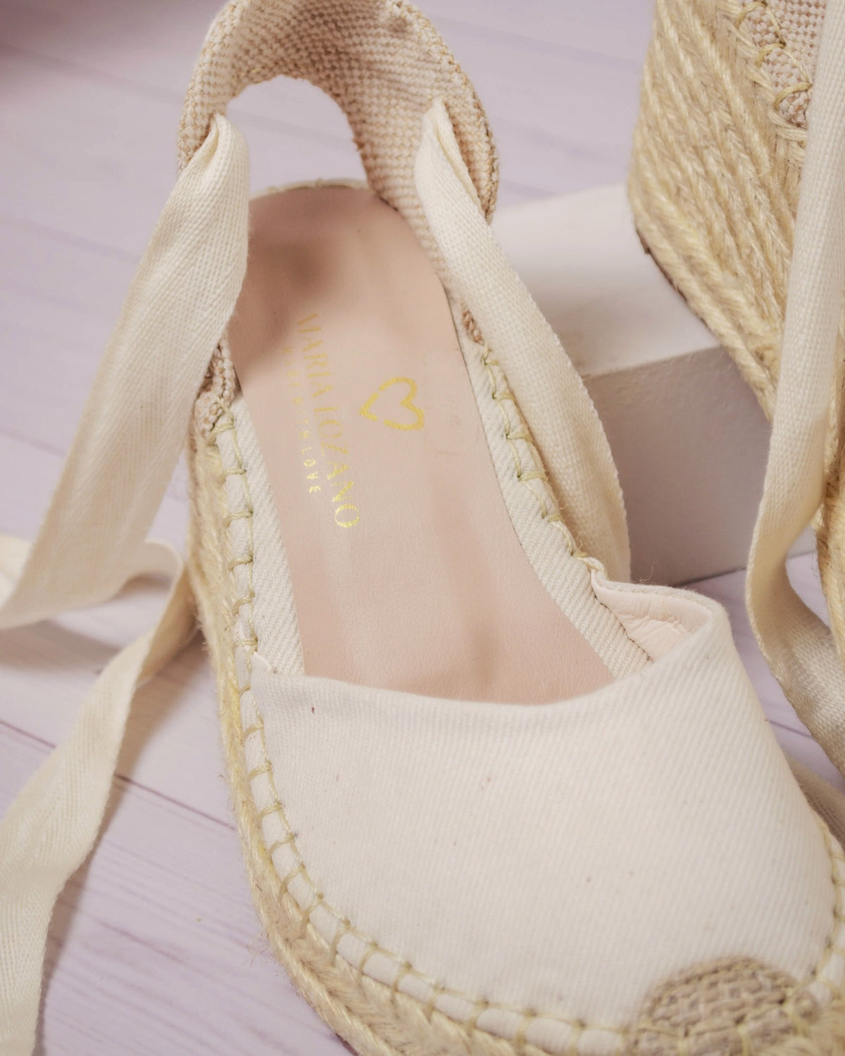 Detalle de la lona y la costura de las espadrilles Mireya hueso