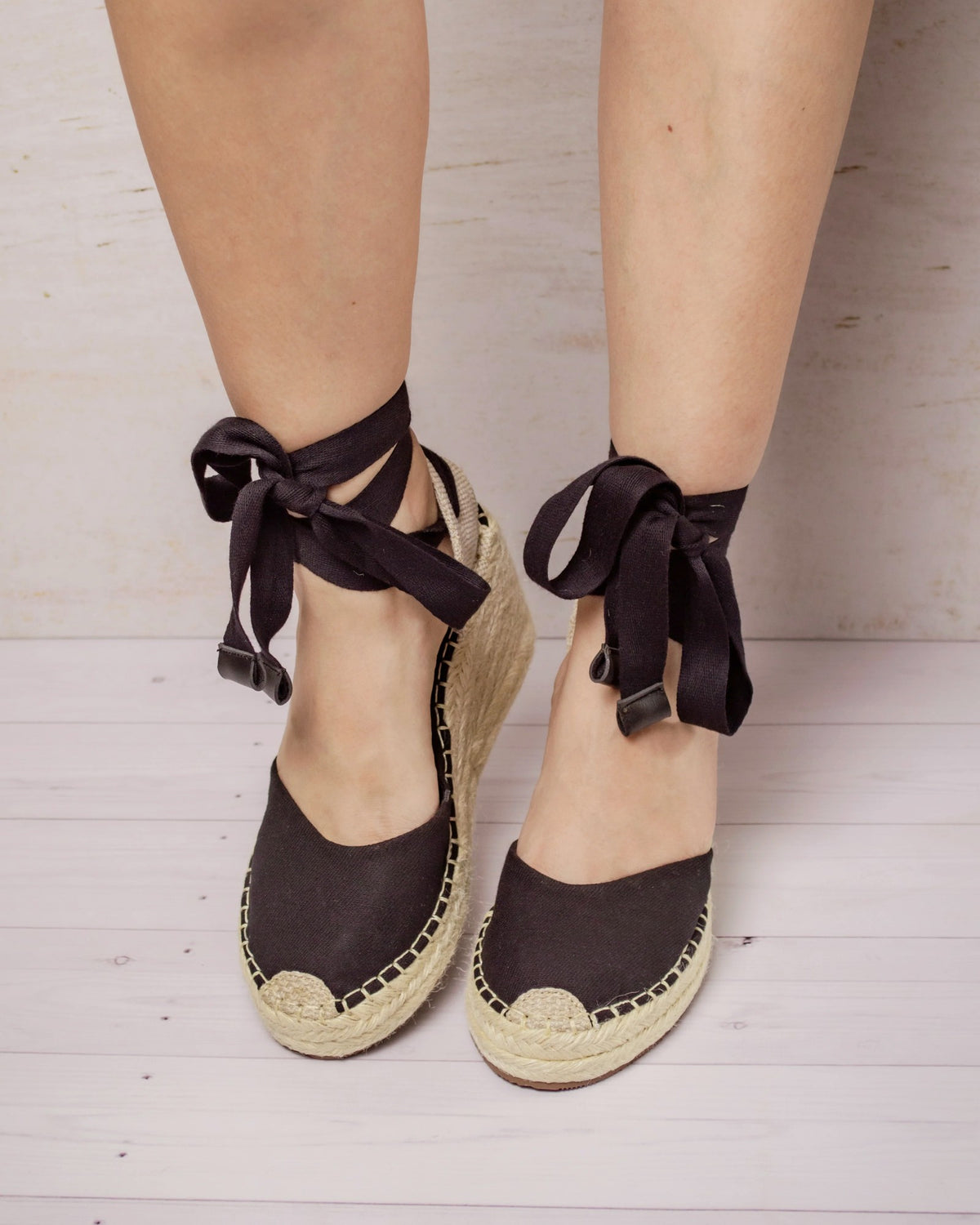 Espadrilles Mireya negras puestas con cintas al tobillo