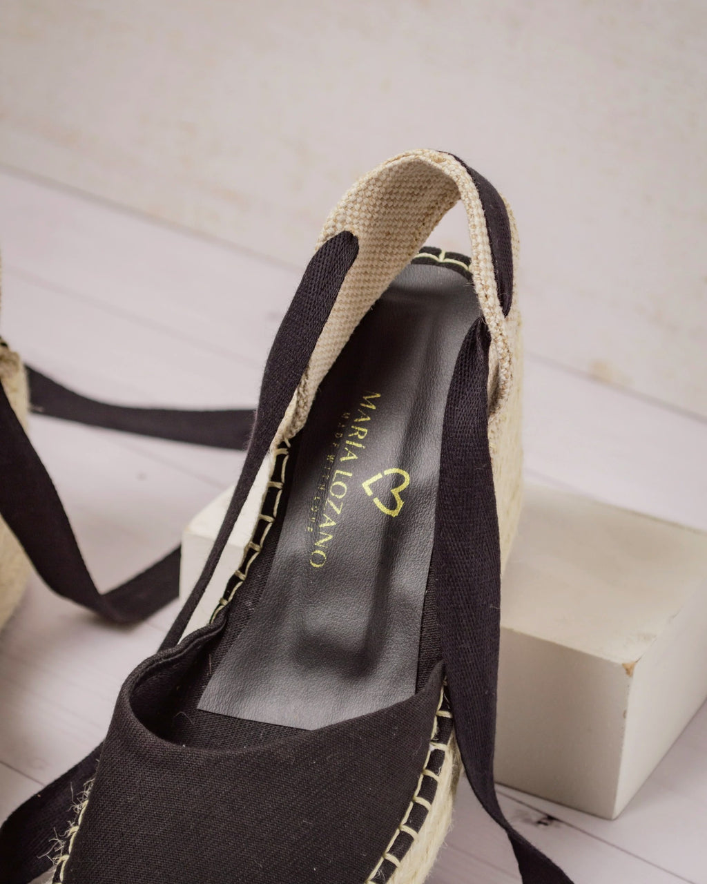 Detalle de la costura y el interior de las espadrilles Mireya negras