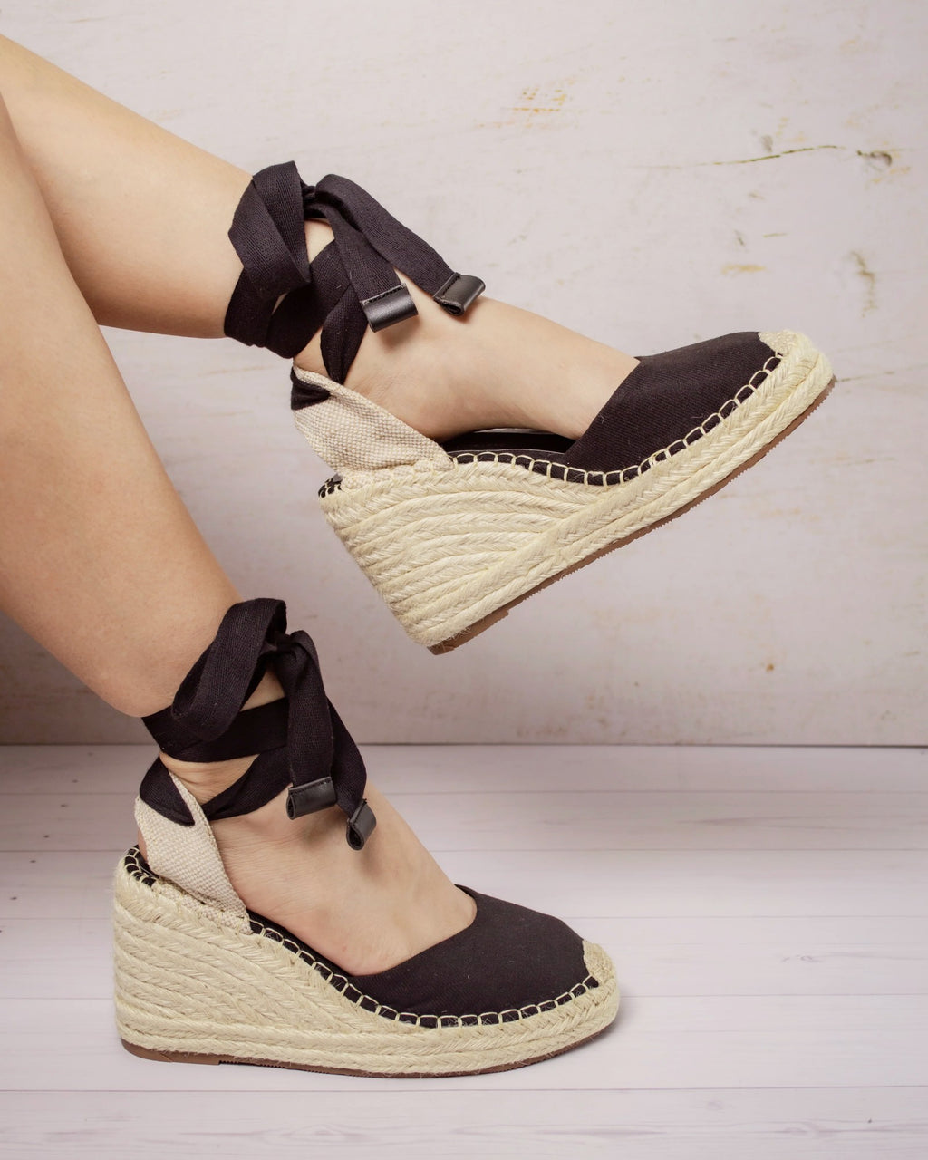 Espadrilles Mireya negras con cuña de yute de 8 cm