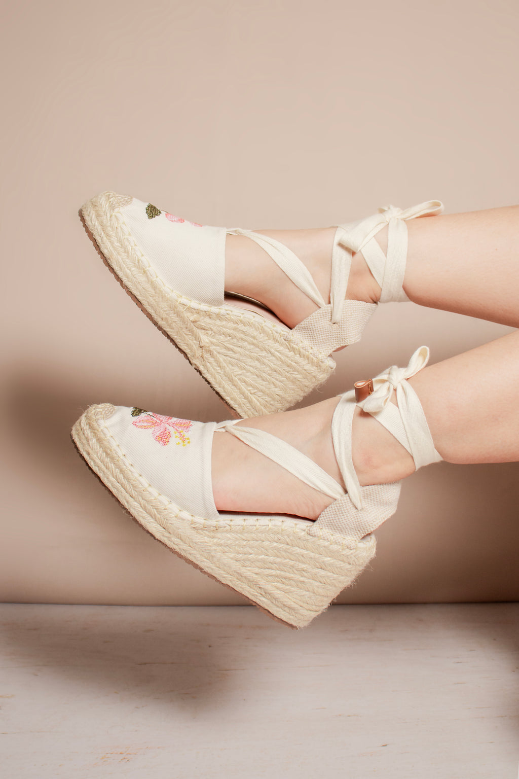 Detalle del talón y estructura de soporte de las espadrilles bordadas Primavera.