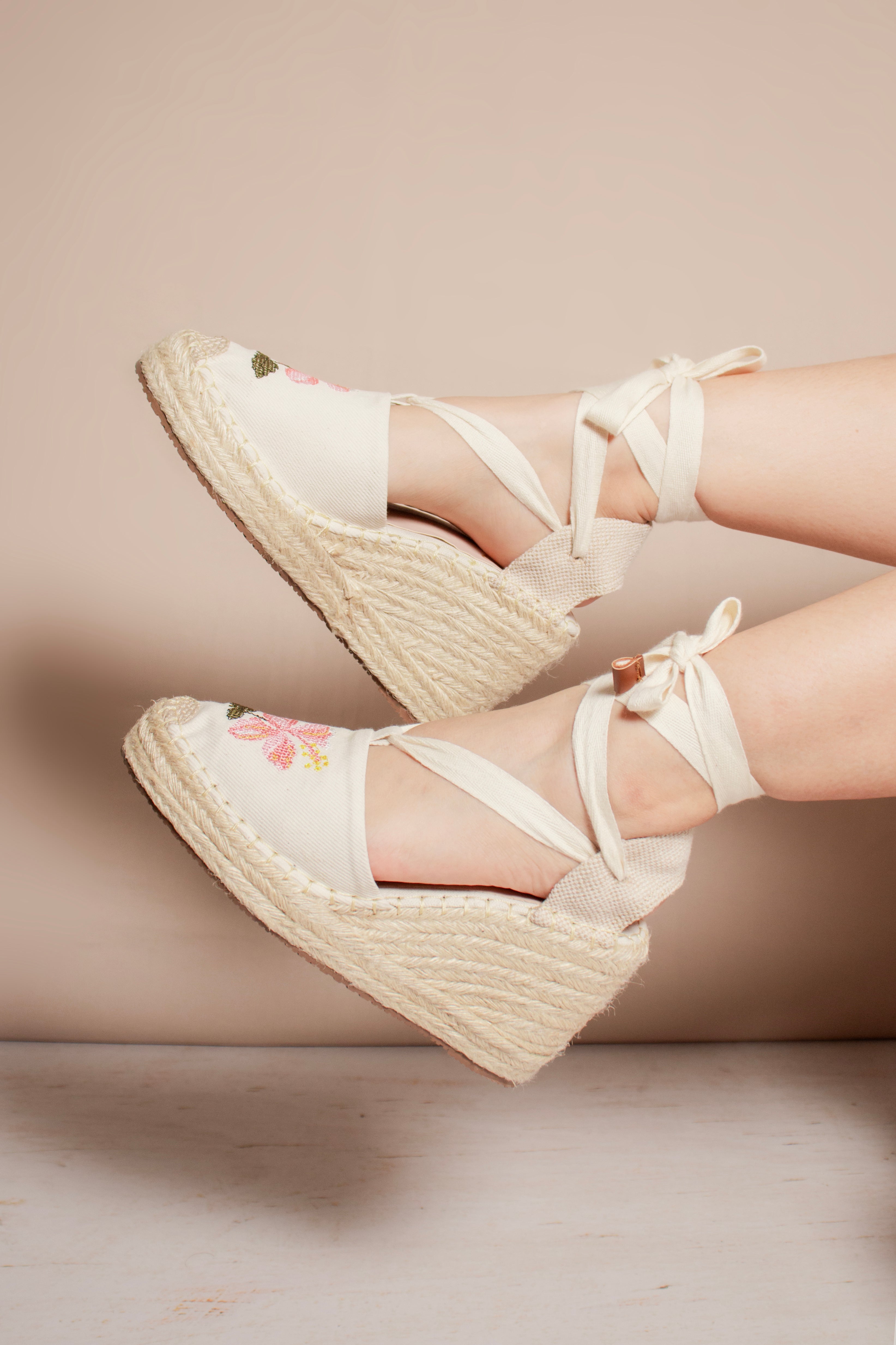 Detalle del talón y estructura de soporte de las espadrilles bordadas Primavera.