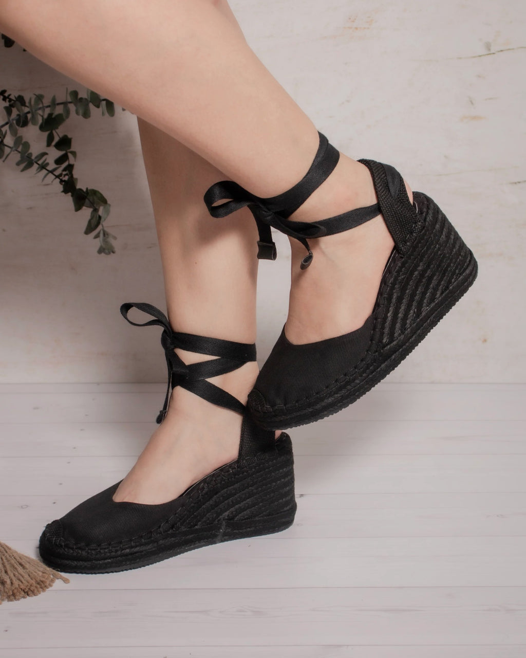 Espadrilles Myriam negras puestas con amarre al tobillo