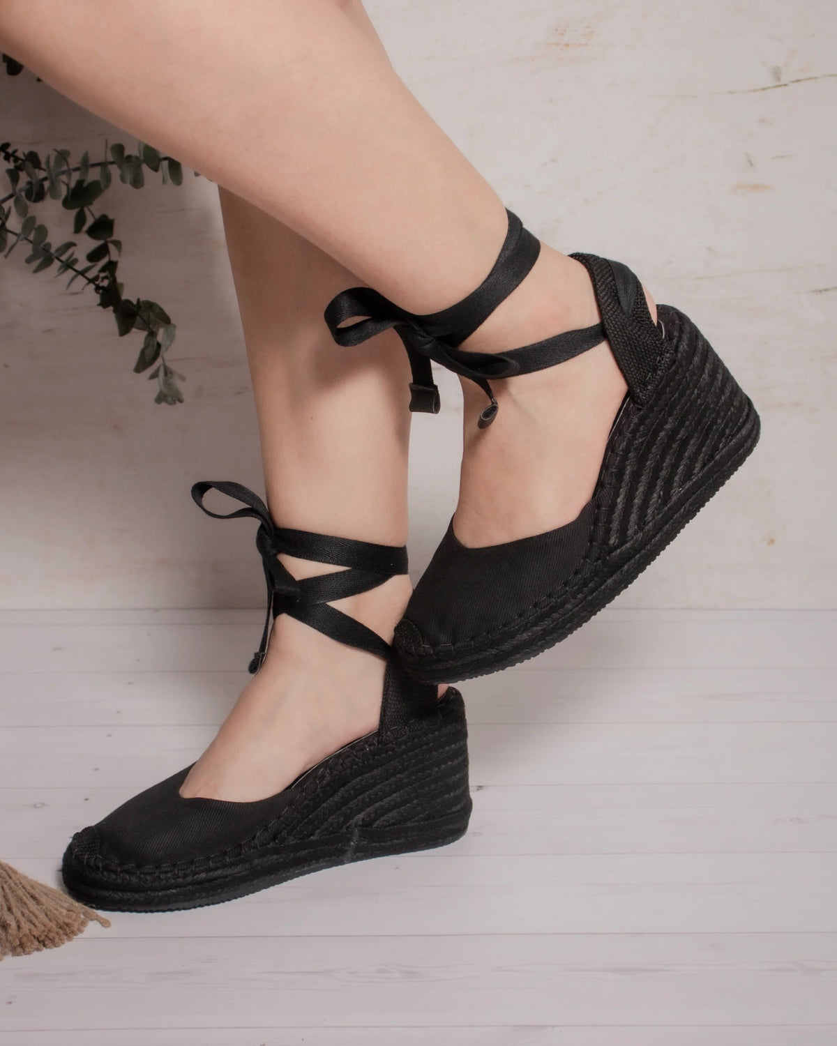 Espadrilles Myriam negras puestas con amarre al tobillo
