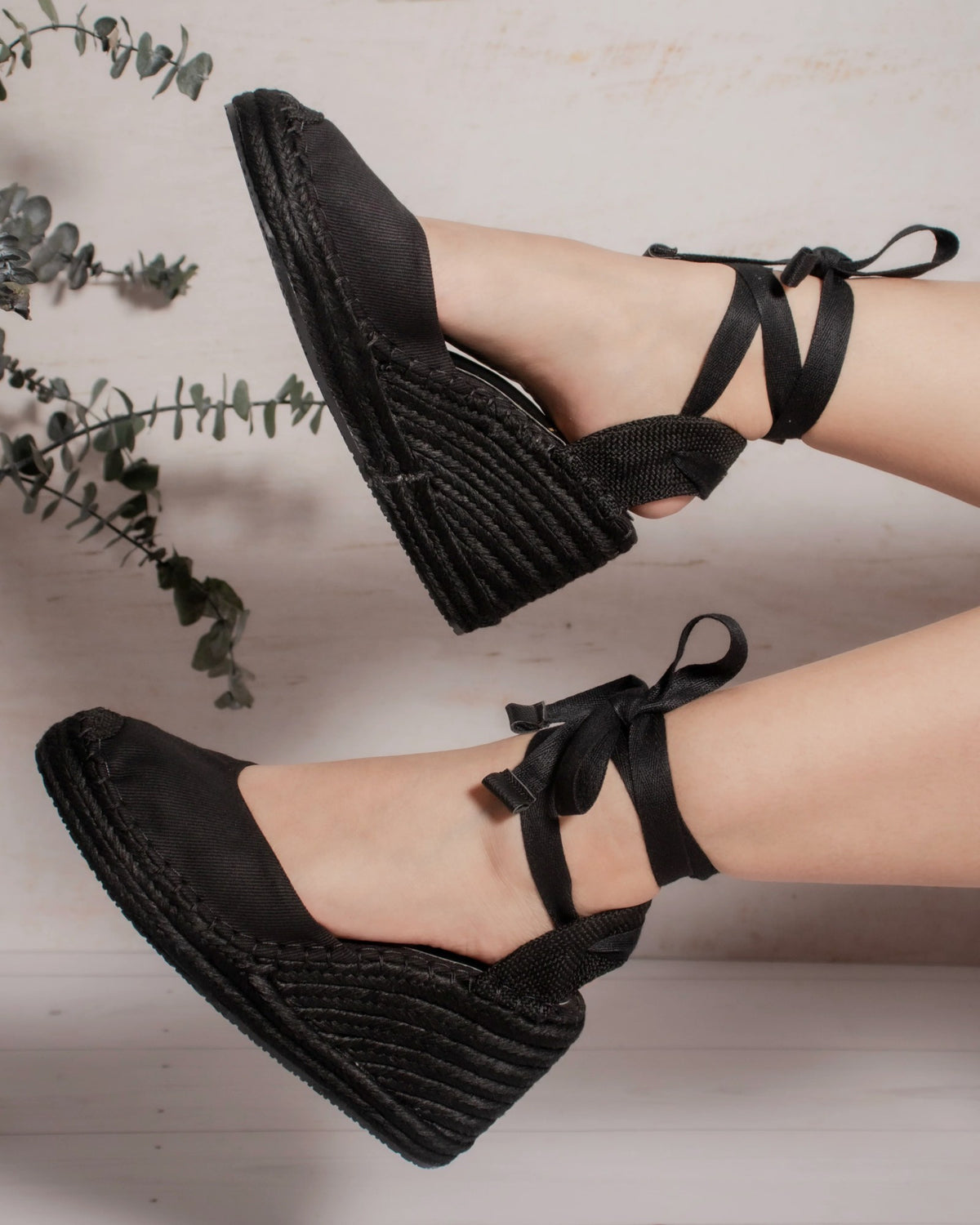Espadrilles Myriam negras de plataforma en pose