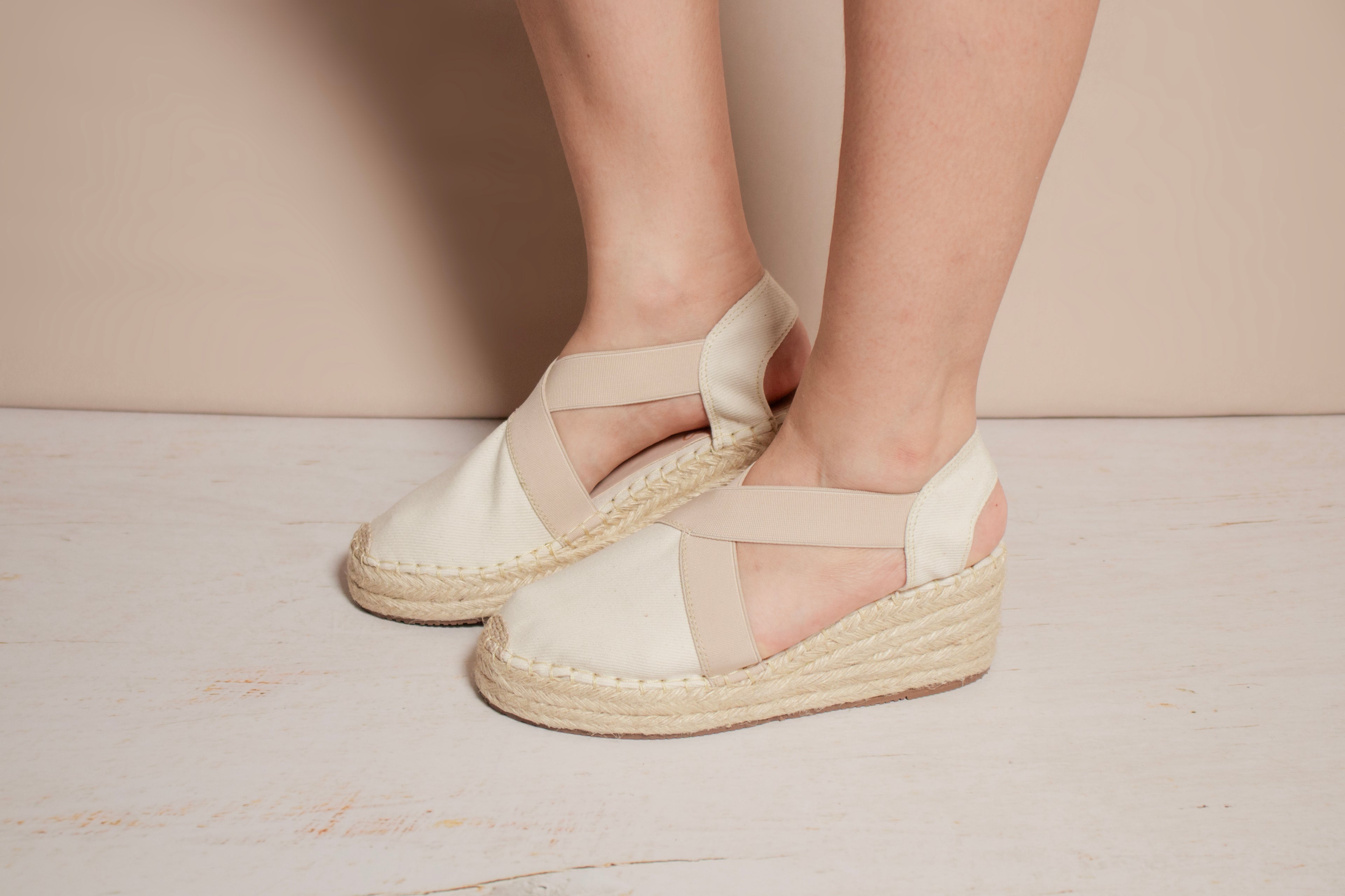 Vista de perfil de las espadrilles Aurora color beige destacando el estilo natural y elegante.