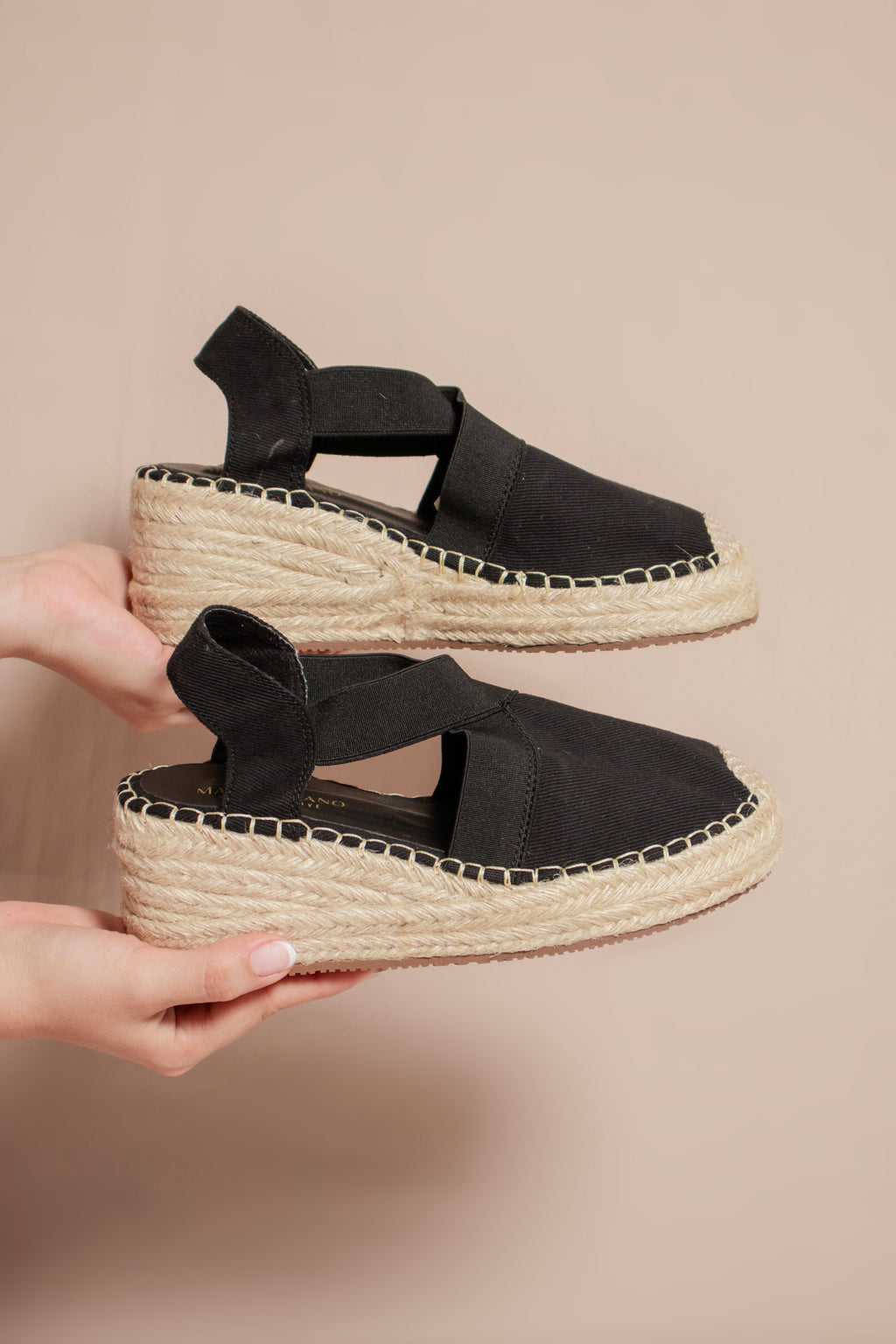 Vista lateral de las espadrilles negras Aurora mostrando el elástico de ajuste y la plataforma de 6cm.